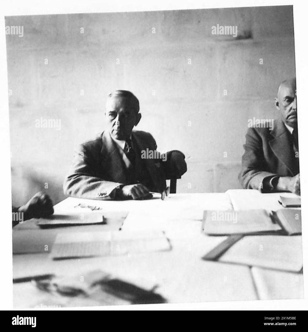 Dr. Pferdmenges, Bankier und Mitglied der Christdemokratischen Partei, ist an der Neuorganisation der Zivilverwaltung in Köln unter Aufsicht der Britischen Armee des Rheins beteiligt. Stockfoto