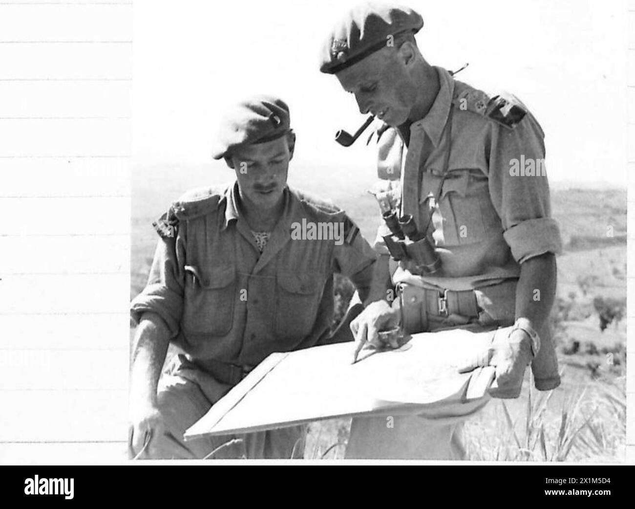 ACHTE ARMEE : GEFANGENNAHME VON TAVOLETO - 11th Brigade HW, Brigadier H.C. Partidge, DSO. Und Lieut. Colonel D.M.C. McDowell, besprechen Sie den nächsten Schritt, britische Armee Stockfoto