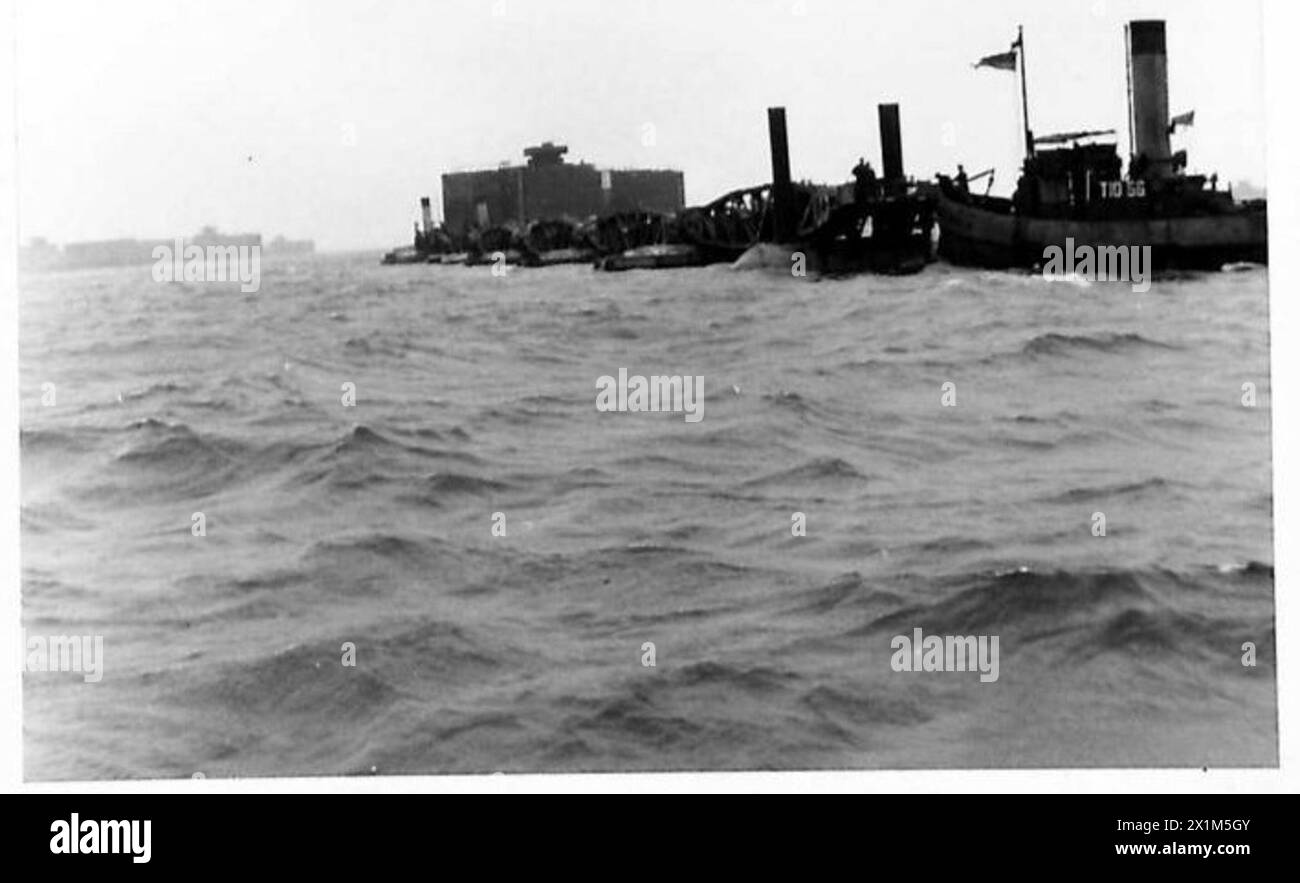 Britische Armee Schlepper von TN. 5 sind das Schleppen von Schwimmbrücken, die die Bewegung und den Einsatz von temporären Brückenkonstruktionen für militärische Zwecke demonstrieren. Stockfoto