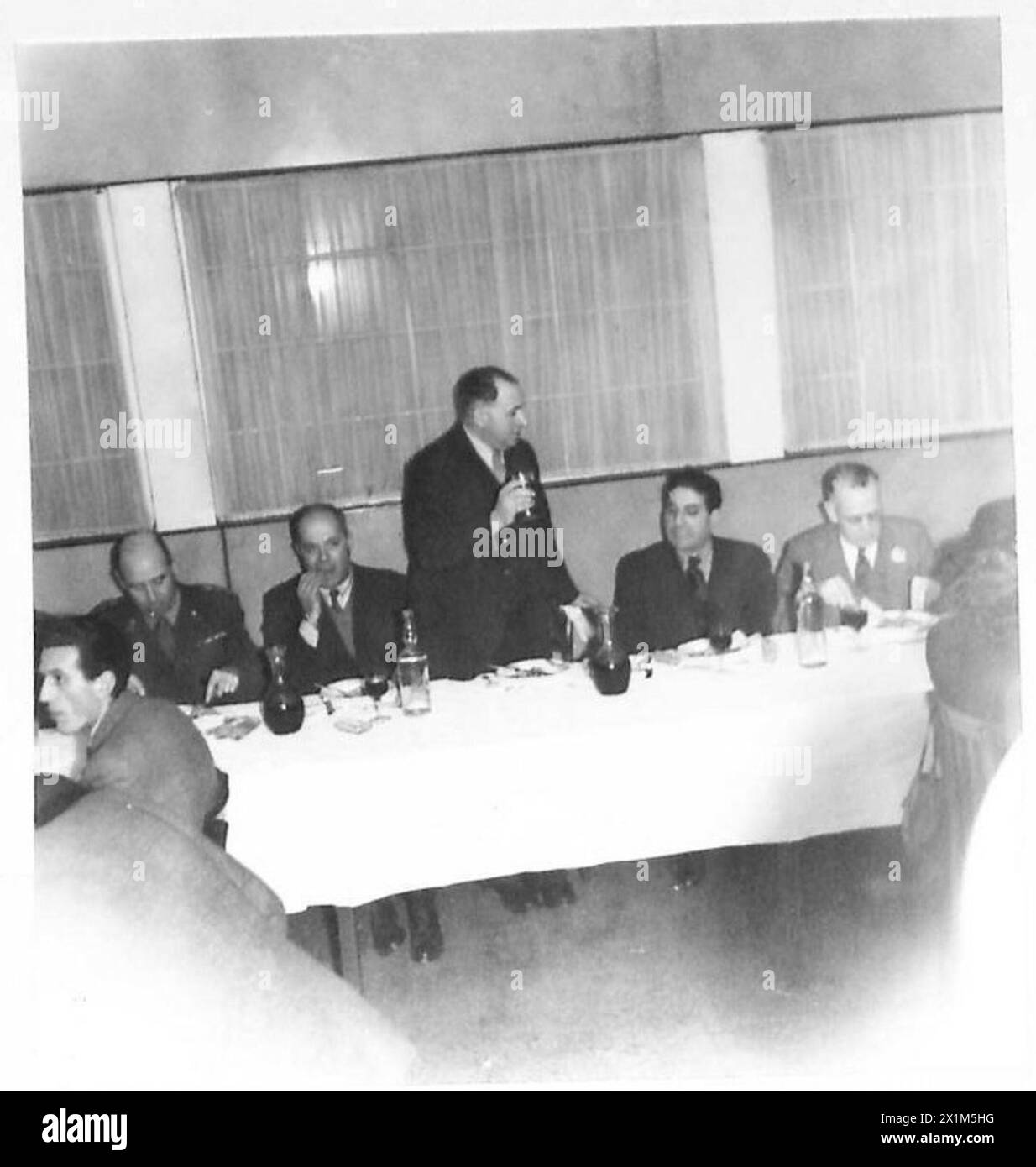 Die Delegierten der britischen Gewerkschaften treffen sich vor dem Mittagessen in Mailand, Norditalien, während der Präsenz der britischen Armee mit Vertretern der italienischen gewerkschaften zusammen. Stockfoto