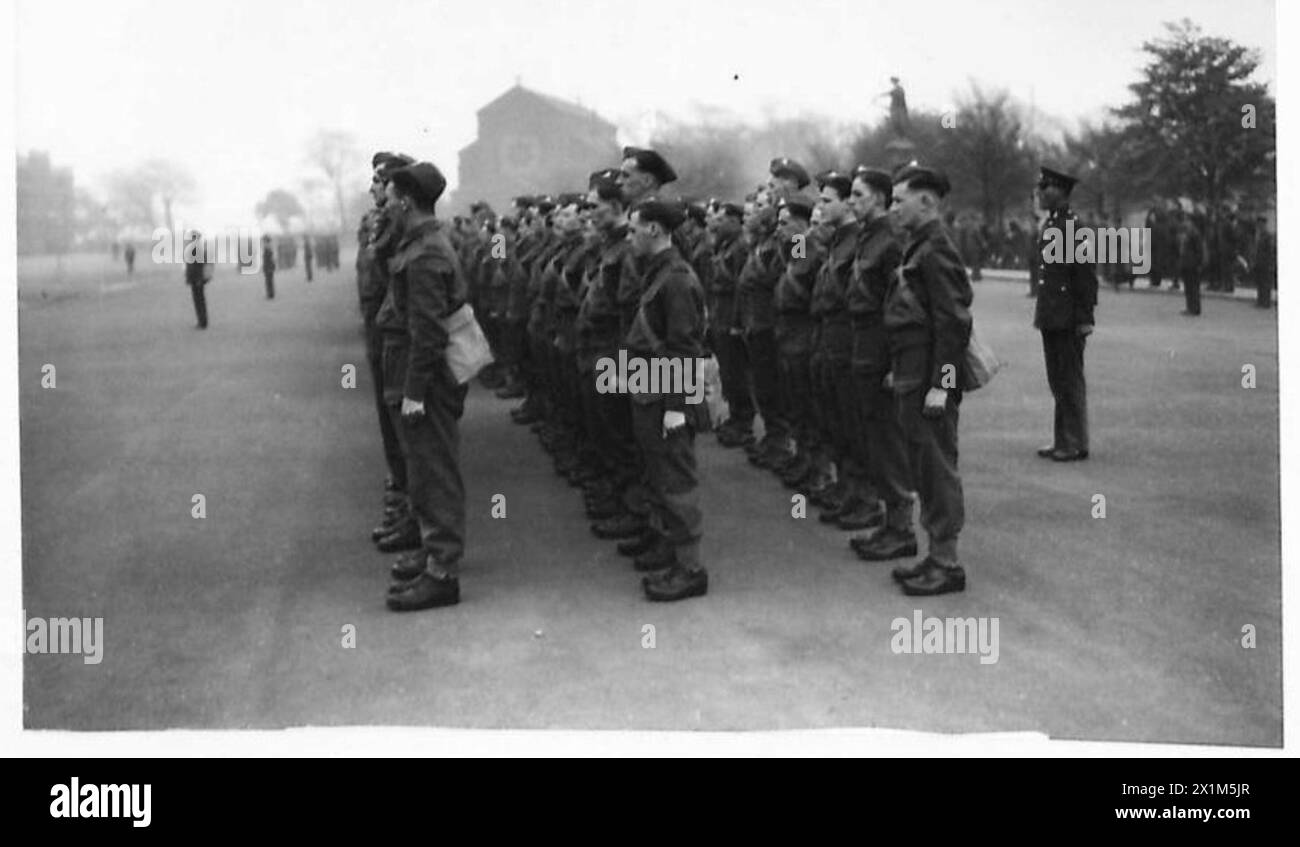 Lord Milne inspiziert Soldaten aus Neufundland auf einer Parade, demonstriert zeremonielle Pflichten und militärische Überprüfung durch die britische Armee. Stockfoto