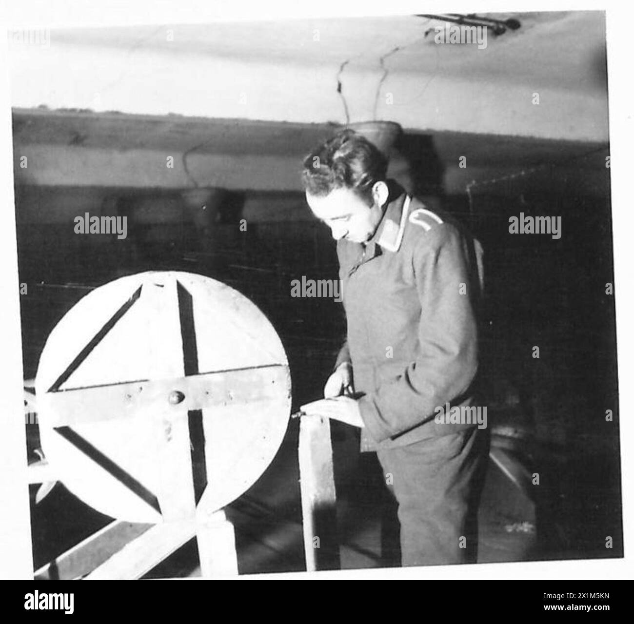 Ein deutscher Kriegsgefangener arbeitet an einer selbstgemachten Drehmaschine in der Lagerwerkstatt der britischen Armee. Stockfoto