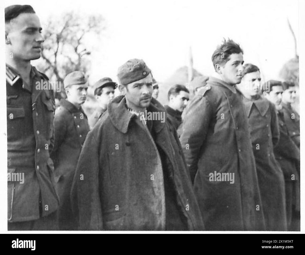 Während des Angriffs der Fünften Armee über den Fluss Garigliano in Italien werden Gefangene vor Verhören und Transport an die Hintergrenzen festgehalten. Stockfoto