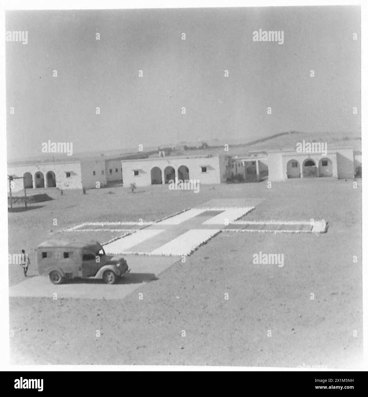 Ein großes Rotes Kreuz wird auf dem Krankenhausgelände in Tobruk platziert, sichtbar für feindliche Flugzeuge, britische Armee. Stockfoto