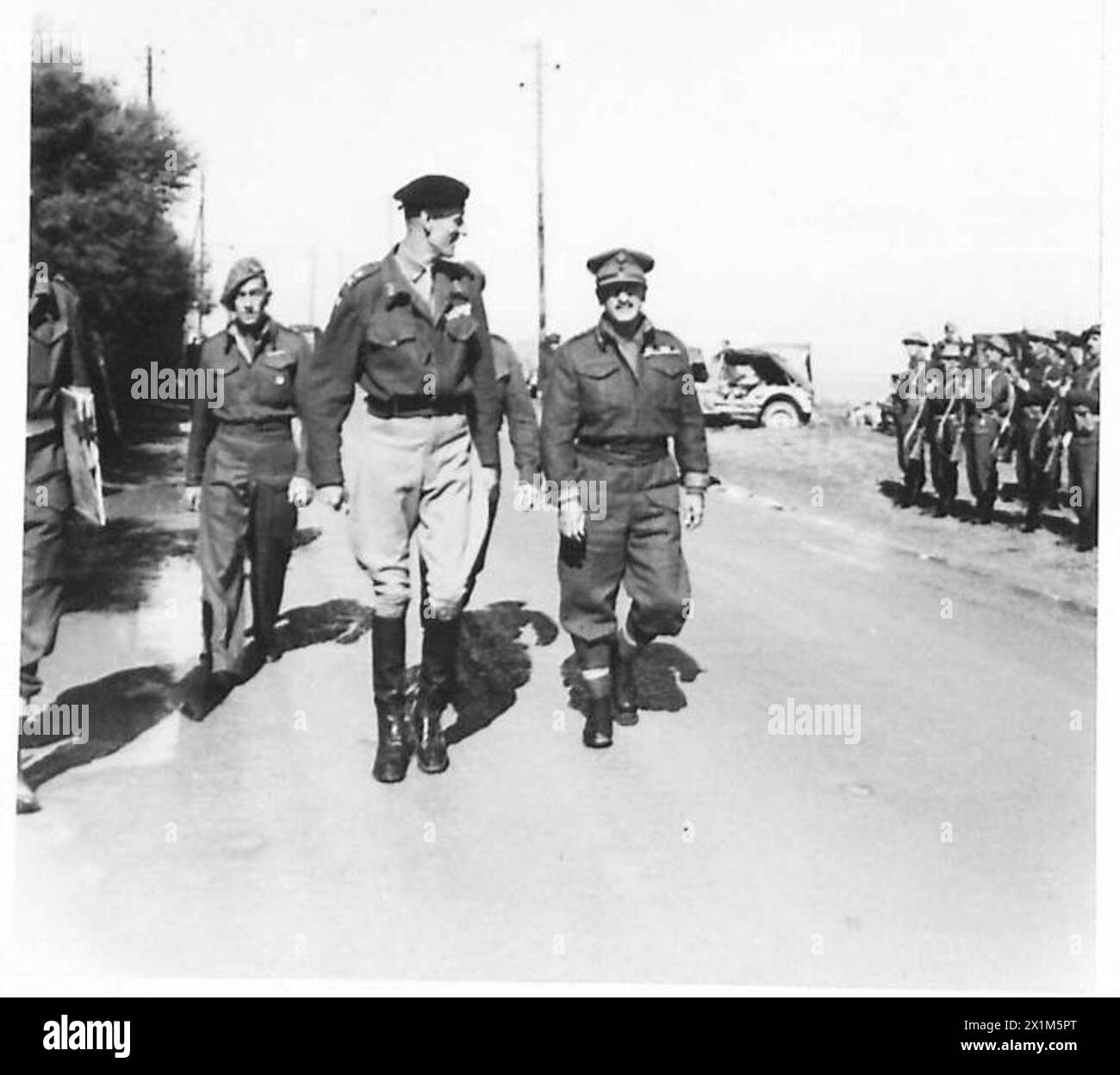 GENERAL MCMREERY BESUCHT GRIECHEN HQ - LIEUT. General Sir Richard McCreery verlässt das griechische Hauptquartier mit Oberst Tsakalotos. Stockfoto