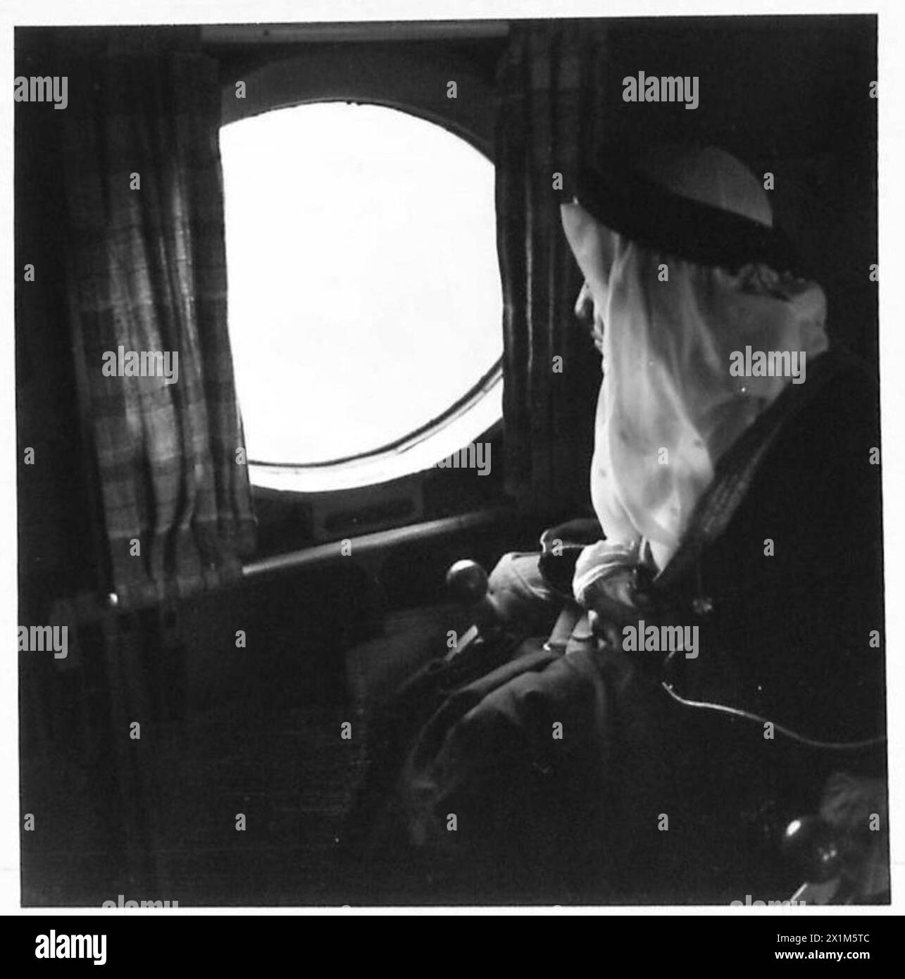 VIER EMIRE FLIEGEN ÜBER ALAMEIN - Emir Fahd blickt aus dem Fenster des Flugzeugs, als es über das Schlachtfeld von Alamein fliegt. Stockfoto