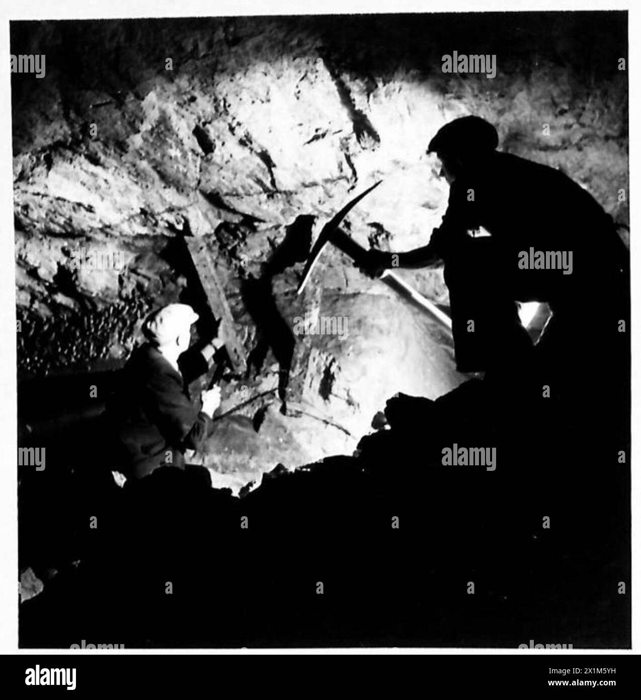 Die Infanterie des Yorks and Lancs Regiments, Fünfte Armee, betritt die Stadt Salerno als Teil der Operationen der britischen Armee in Italien während des Zweiten Weltkriegs Stockfoto