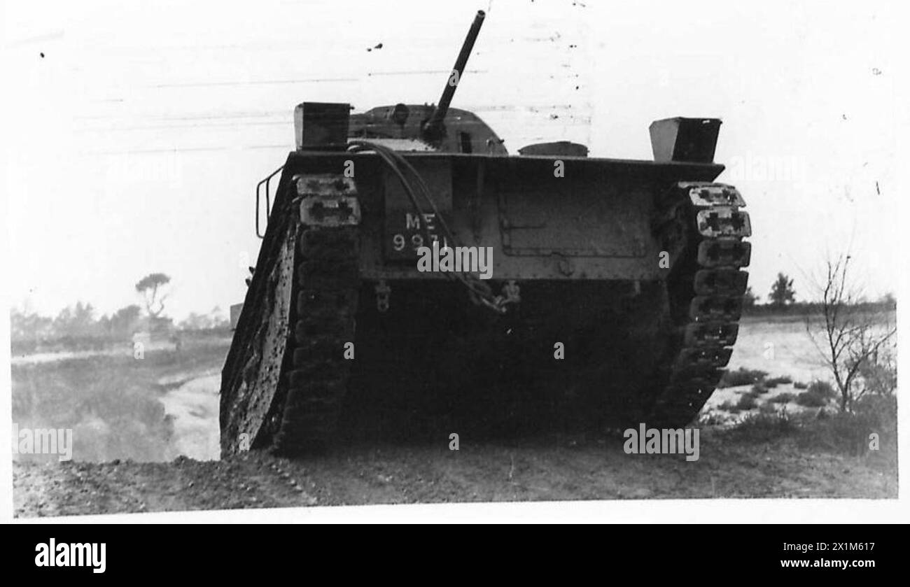 Ein Panzer des Royal Tank Corps manövriert mit hoher Geschwindigkeit durch tiefen Schlamm während der Übungen in Aldershot, British Army. Stockfoto