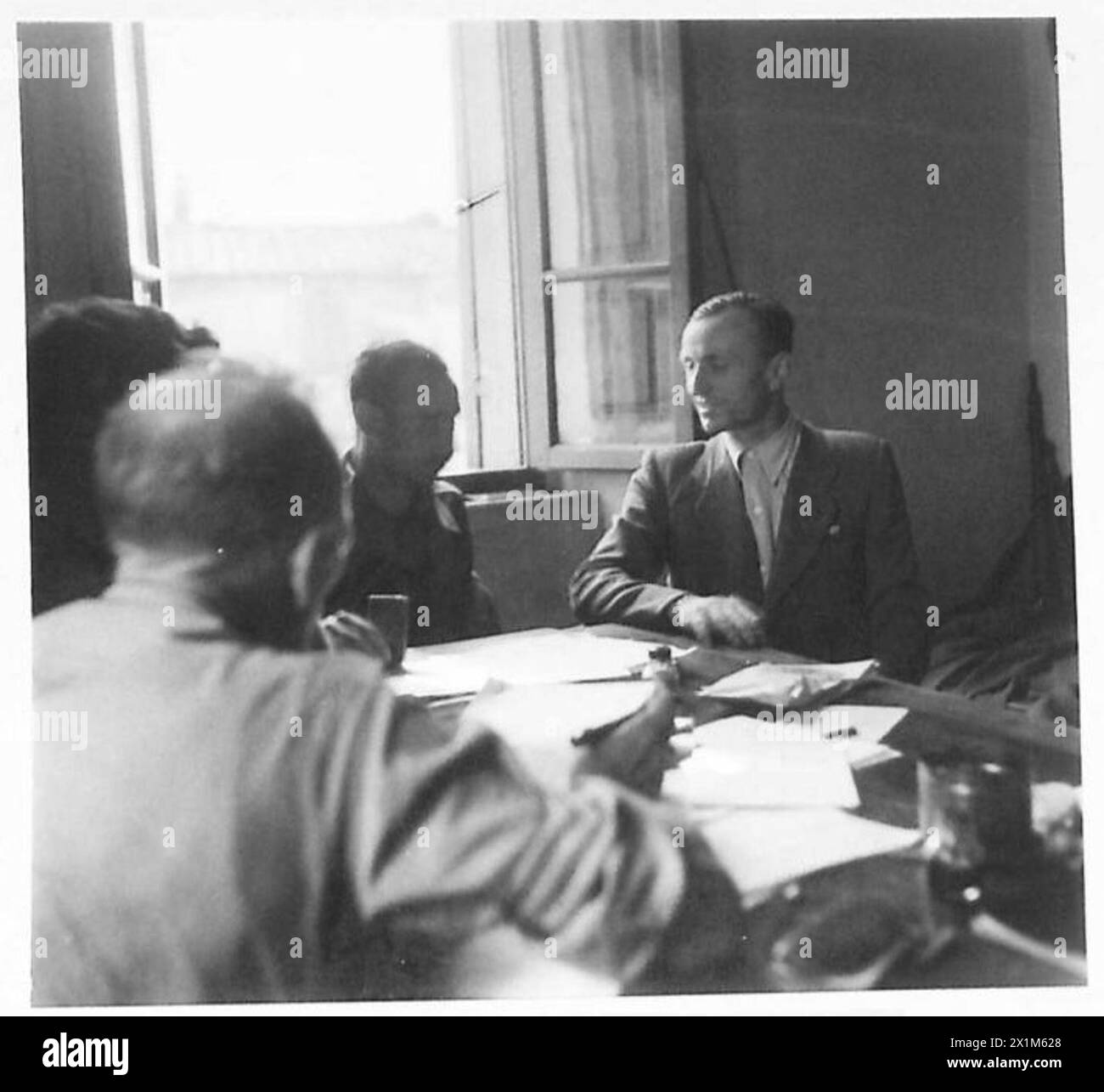Pratesi, ein faschistischer Anführer, wird von der 4. Division Field Security Section mit einem Partisanführer verhört, der britischen Armee, 1940er Stockfoto