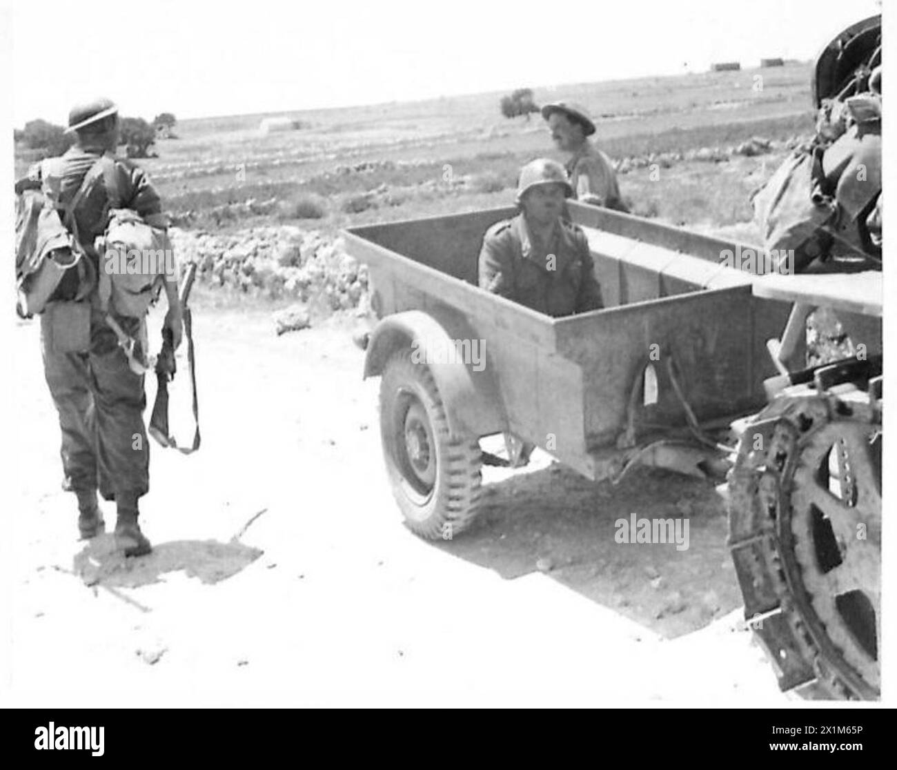 Ein Italiener wird in einem Wohnwagen zu den Stränden transportiert, um ihn während der Invasion von Sizilien durch die britische Armee zu befragen. Stockfoto