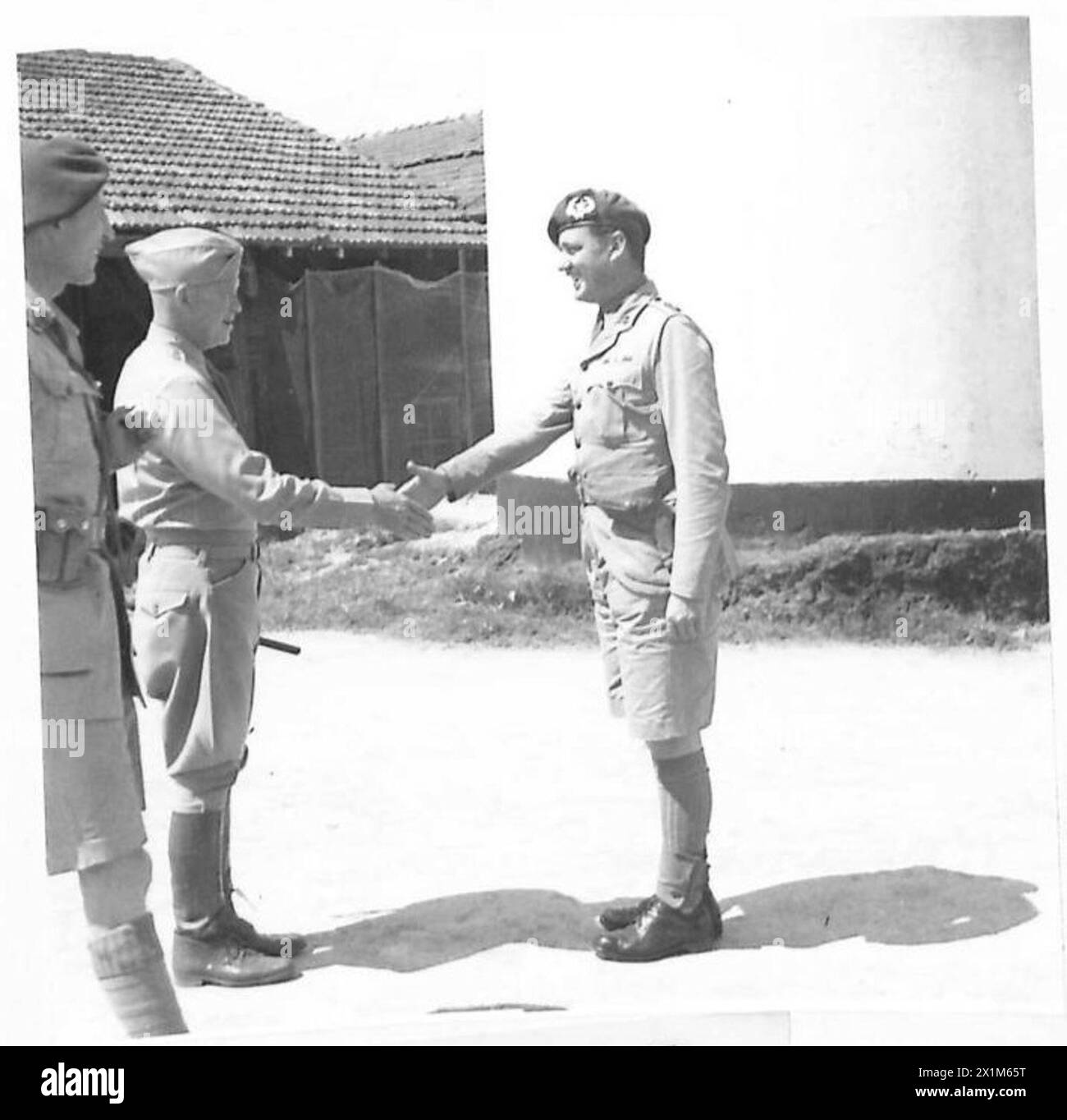 GENERAL EISENHOWER BESUCHT BRITISCHE FALLSCHIRMJÄGER – bei seinem Besuch trifft General Eisenhower auf einen Fallschirmjäger. Lieutenant Coll. J.D. Frost, DSO..MC., der mit dem DSO für seine Taten in Nordafrika von General Anderson bei einer besonderen Zeremonie auf dem Feld im Januar dieses Jahres, British Army, ausgezeichnet wurde Stockfoto