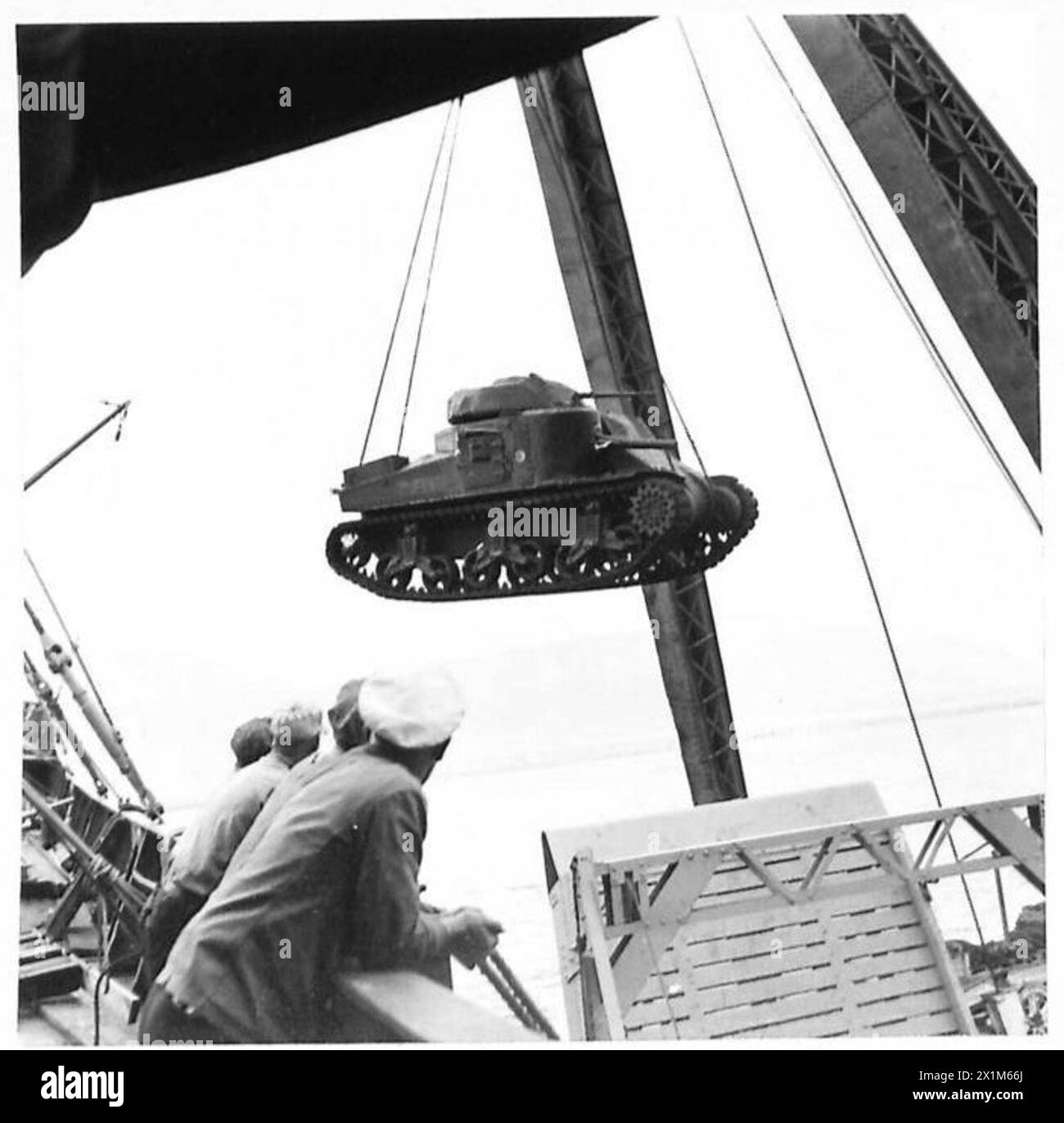 Amerikanische Panzer werden von einem Schiff, das im Nahen Osten ankommt, auf ein Z-Typ-Feuerzeug entladen. Stockfoto