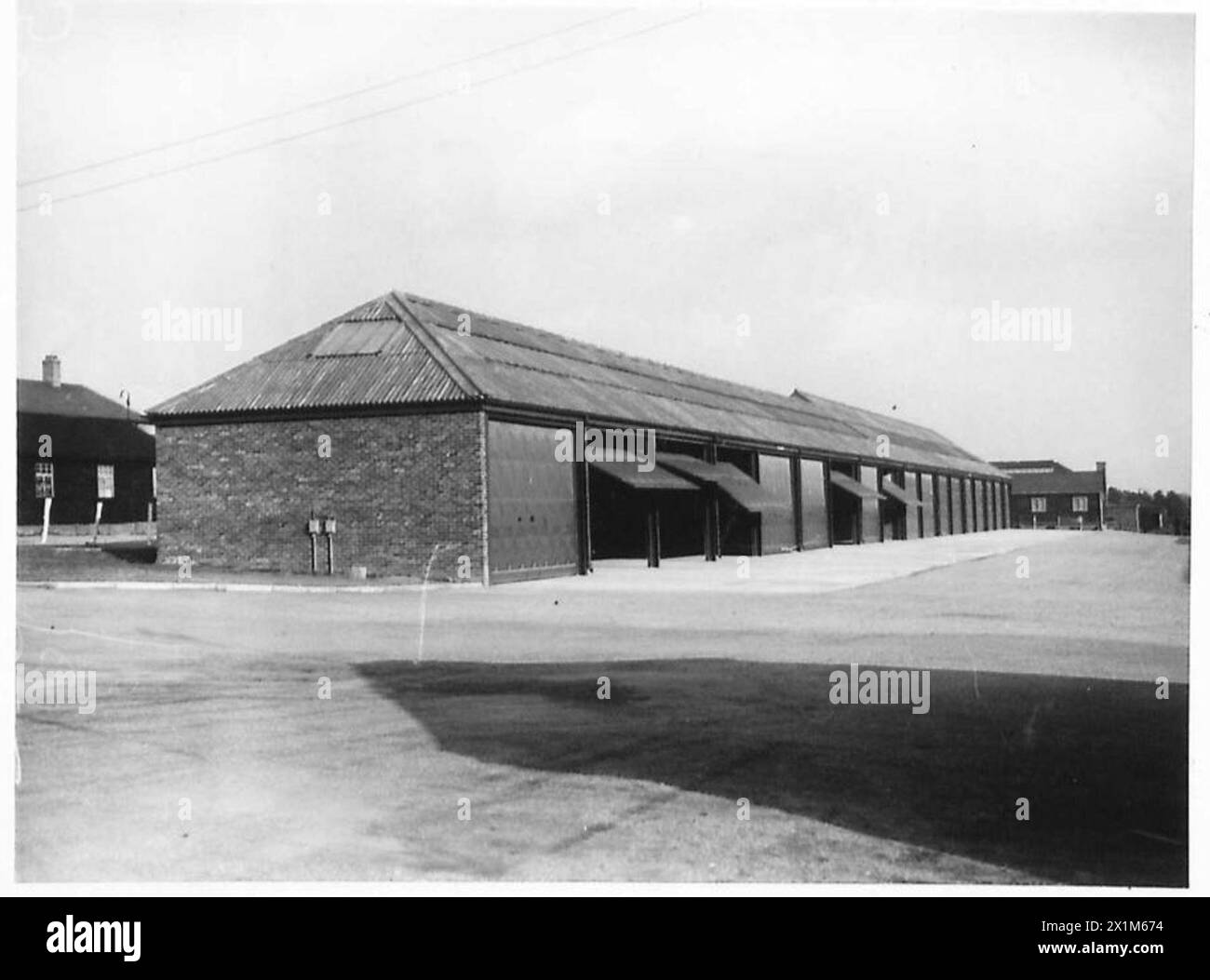 Garagen und andere militärische Gebäude in Deepcut im Aldershot Command sind dokumentiert und veranschaulichen die Infrastruktur und das Layout der Armee. Stockfoto