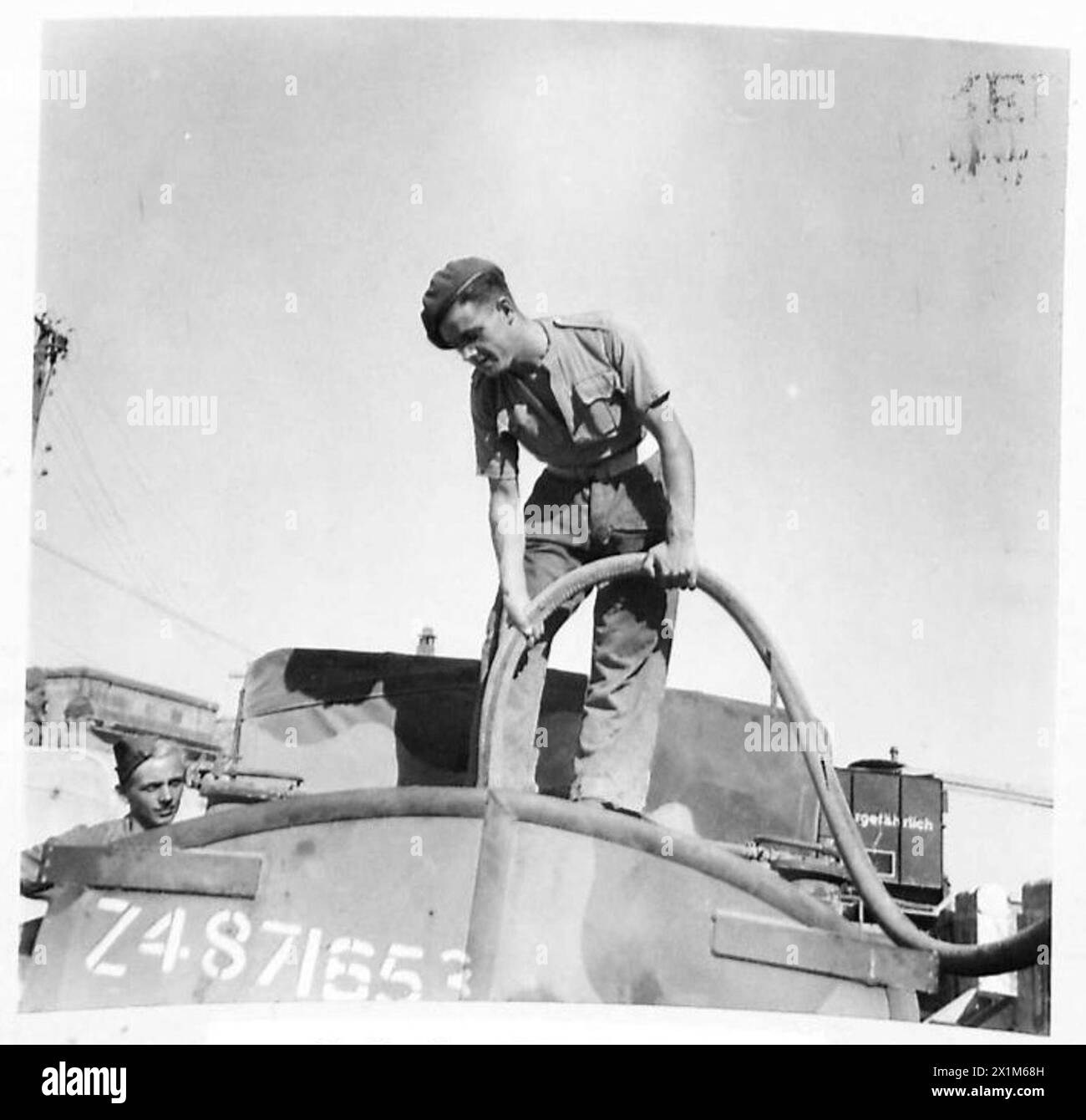 Nach der alliierten Besetzung von Tarent wurde das Hauptaquädukt von den Deutschen zerstört, aber die verbleibenden Wassertanks werden nun zur Wasserversorgung der lokalen Bevölkerung genutzt. Stockfoto