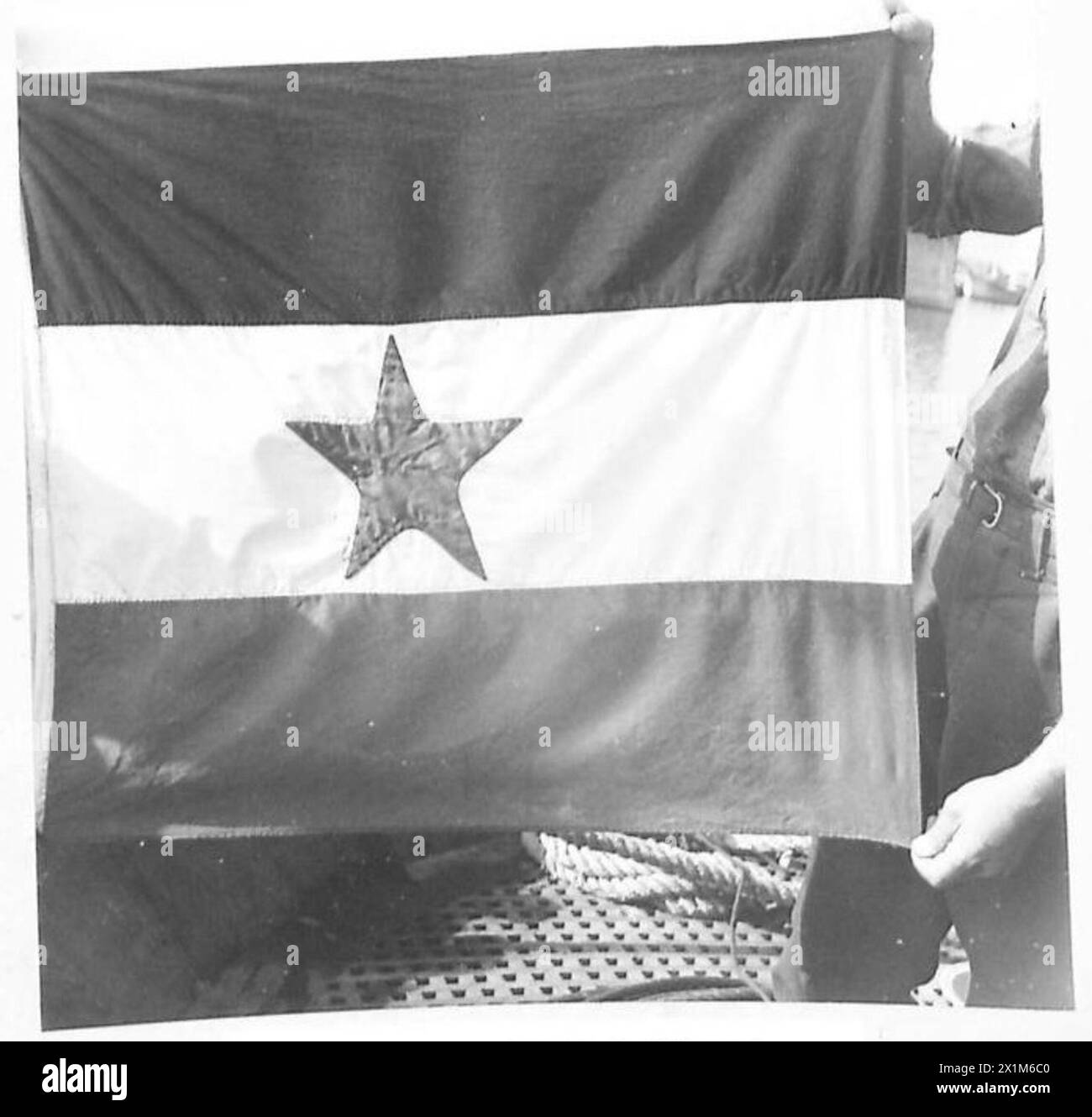 "Die Flagge der jugoslawischen Patrioten mit einem roten Stern repräsentiert die jugoslawische nationale Befreiungsarmee in Italien während der Operationen der britischen Armee." Stockfoto