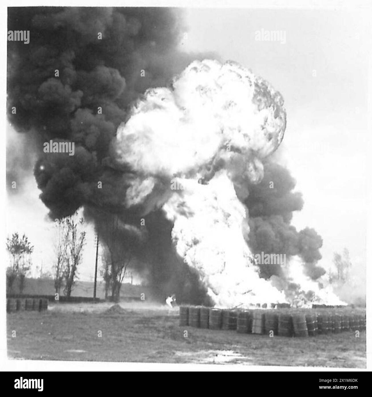 Bei einem feindlichen Luftangriff auf Aversa, der von britischen Armeeeinheiten in Nordafrika, Sizilien, Italien, dem Balkan und Österreich beobachtet wird, wird eine Benzindeponie in Brand gesetzt. 1942-1946. Stockfoto