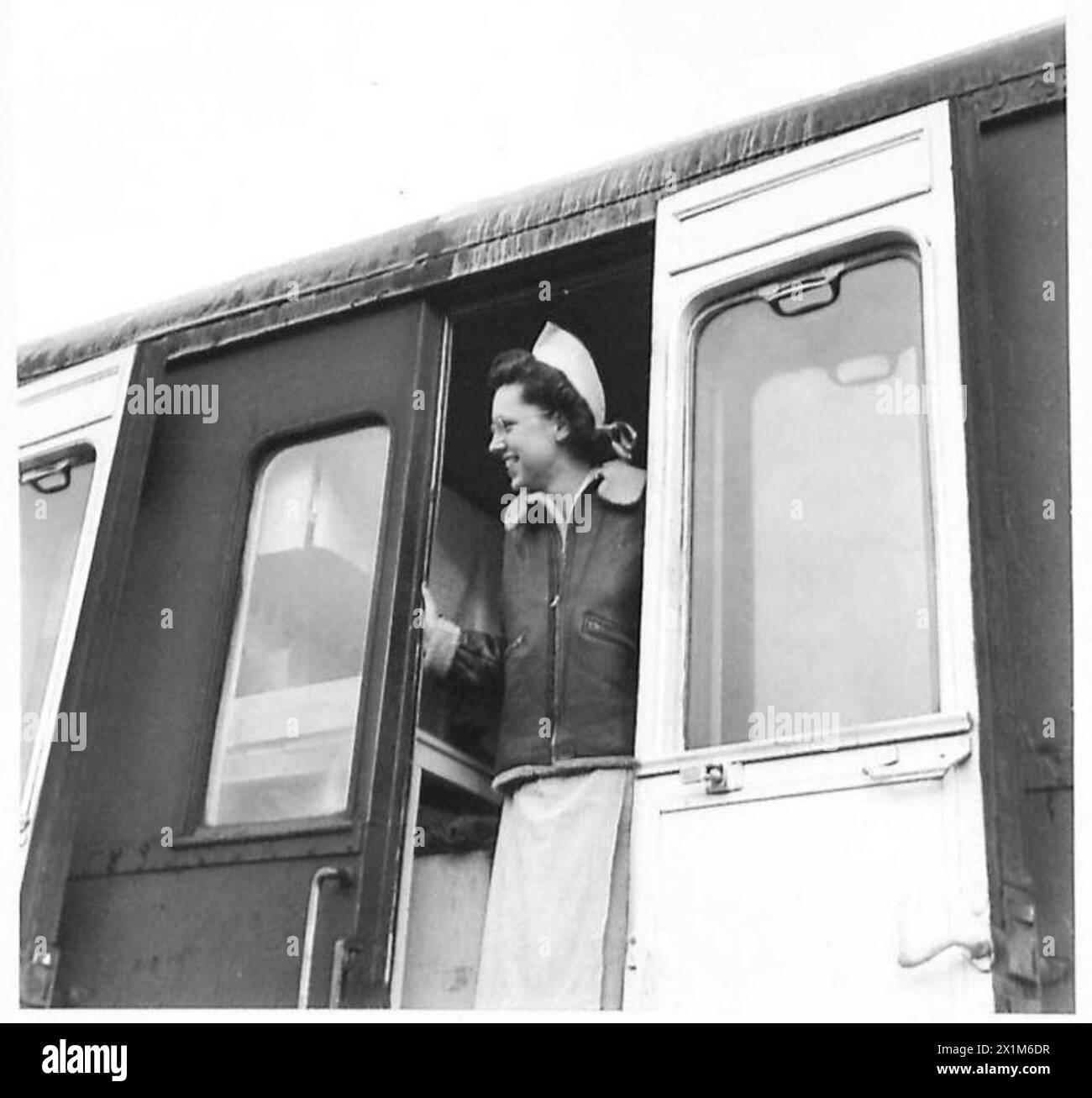 Miss Marie Johnson, eine Krankenschwester aus Yakina, Washington, beobachtet die Verbringung der Opfer in einem Krankenhaus der Fünften Armee in Italien, britische Armee. Stockfoto