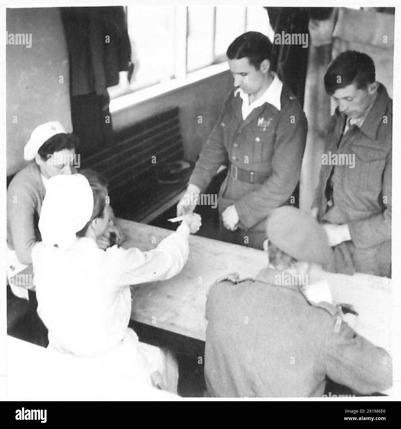 Deutsche Krankenschwestern helfen freiwillig beim British Military Government Centre for Liberated POWs, das von britischen Armeeangehörigen der 21st Army Group beaufsichtigt wird. Stockfoto