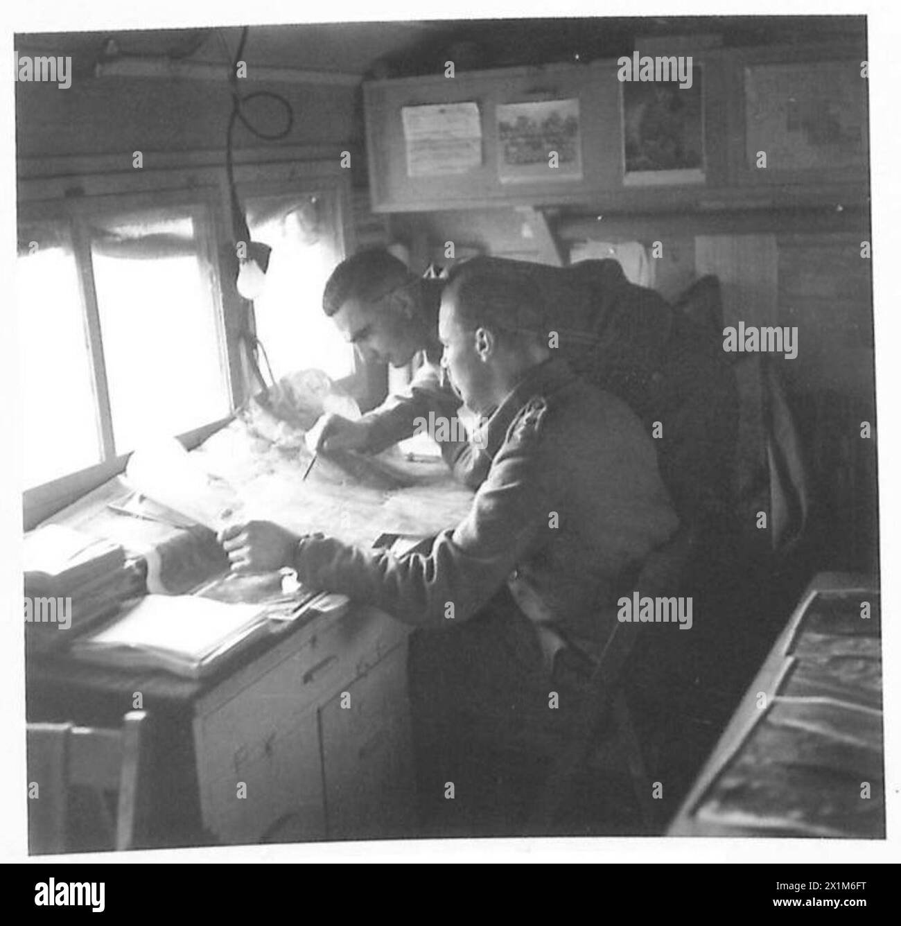 Captain Haward und Corporal Saunders von der 8. Armee schauen sich eine Karte an, während sie die Positionen der Moskauer in Italien überprüfen, die von Mitarbeitern der britischen Armee beobachtet wurden. Stockfoto