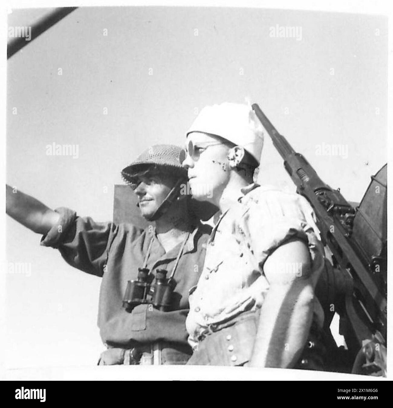 Sapper K.H. Downing aus Newcastle ist mit dem US-amerikanischen Seamann R.F.E. Hurley aus Dorchester, Massachusetts, während der alliierten Landungen in der Salerno Bay im Rahmen der Operationen der Fünften Armee in Neapel, Italien, abgebildet. Stockfoto