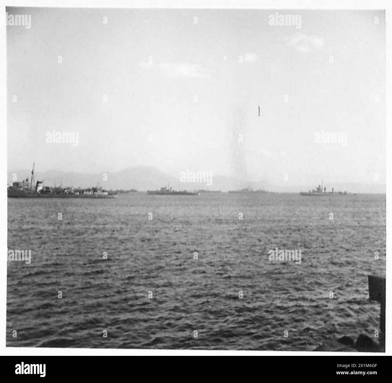 Truppen und Landungsschiffe der Fünften Armee der USA versammeln sich zum Angriff auf die Gustav-Linie in der Bucht von Neapel am 16. Januar 1944, wobei der Vesuv im Hintergrund sichtbar ist, US Army und Navy. Stockfoto
