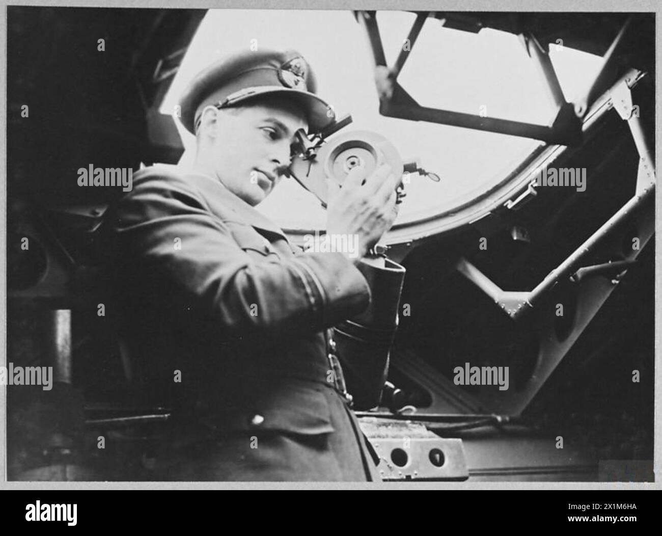 Der Navigator eines kurzen Sunderland-Flugzeugs verwendet einen Sextant zur Positionsbestimmung während des RAF-Betriebs. Stockfoto