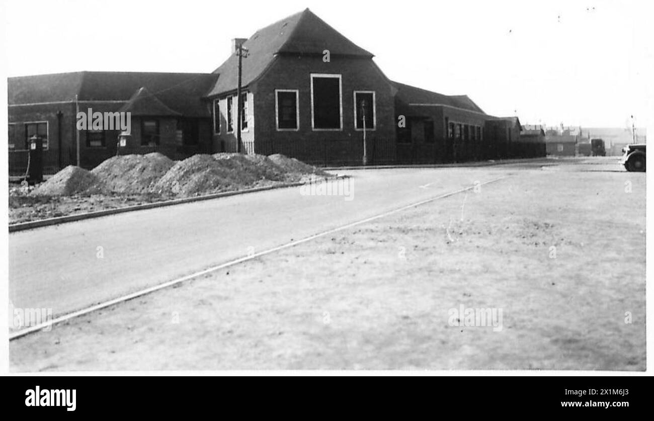 Ein Panoramablick auf die Gebäude der Armee im Aldershot Command, einschließlich der ungenutzten Kinderschule in Blackdown unter der Verwaltung der britischen Armee. Stockfoto