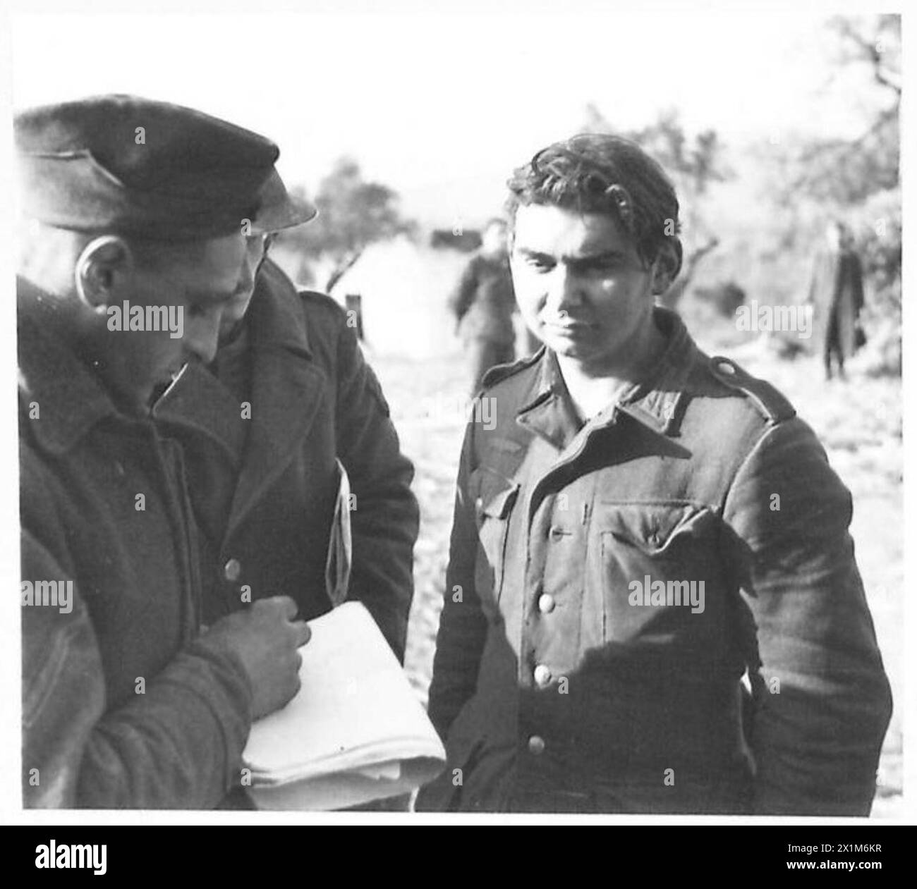 Am Garigliano River wird ein Gefangener während der Interventionen der britischen Armee in Italien verhört. Stockfoto