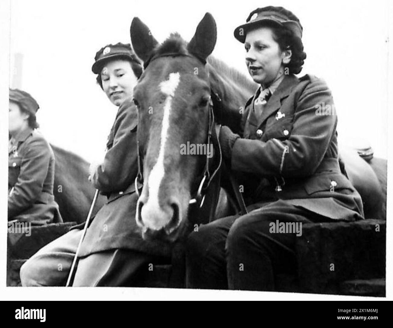 Premierminister Winston Churchill kauft eine Flagge von Mrs. Churchill für die Unterstützung des russischen Flaggentages, der britischen Armee. Stockfoto