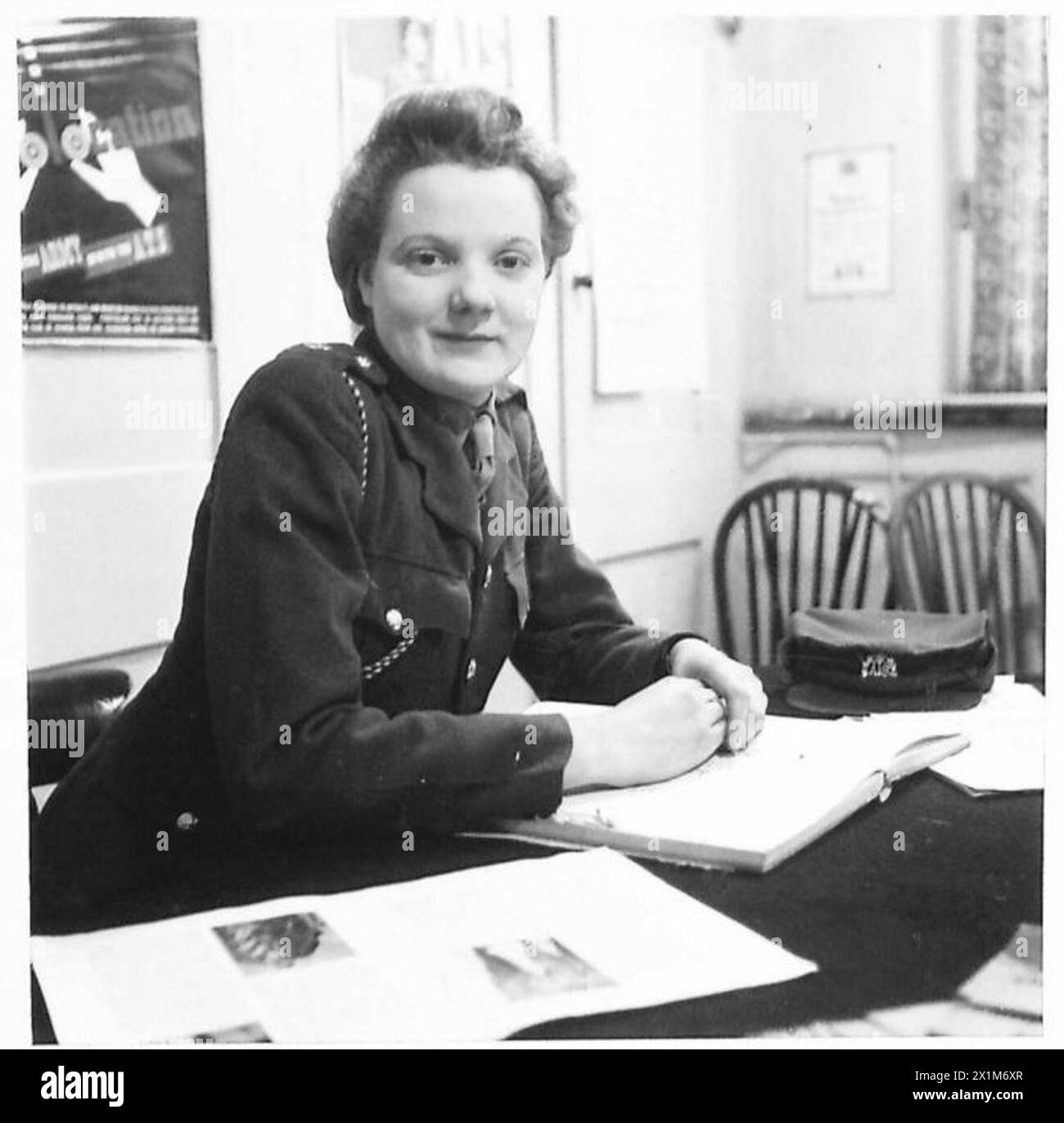 Die Privatperson Margaret Johnson aus Handsworth, Birmingham, wird während der ATS-Rekrutierung für korporale Positionen der British Army gezeigt. Stockfoto