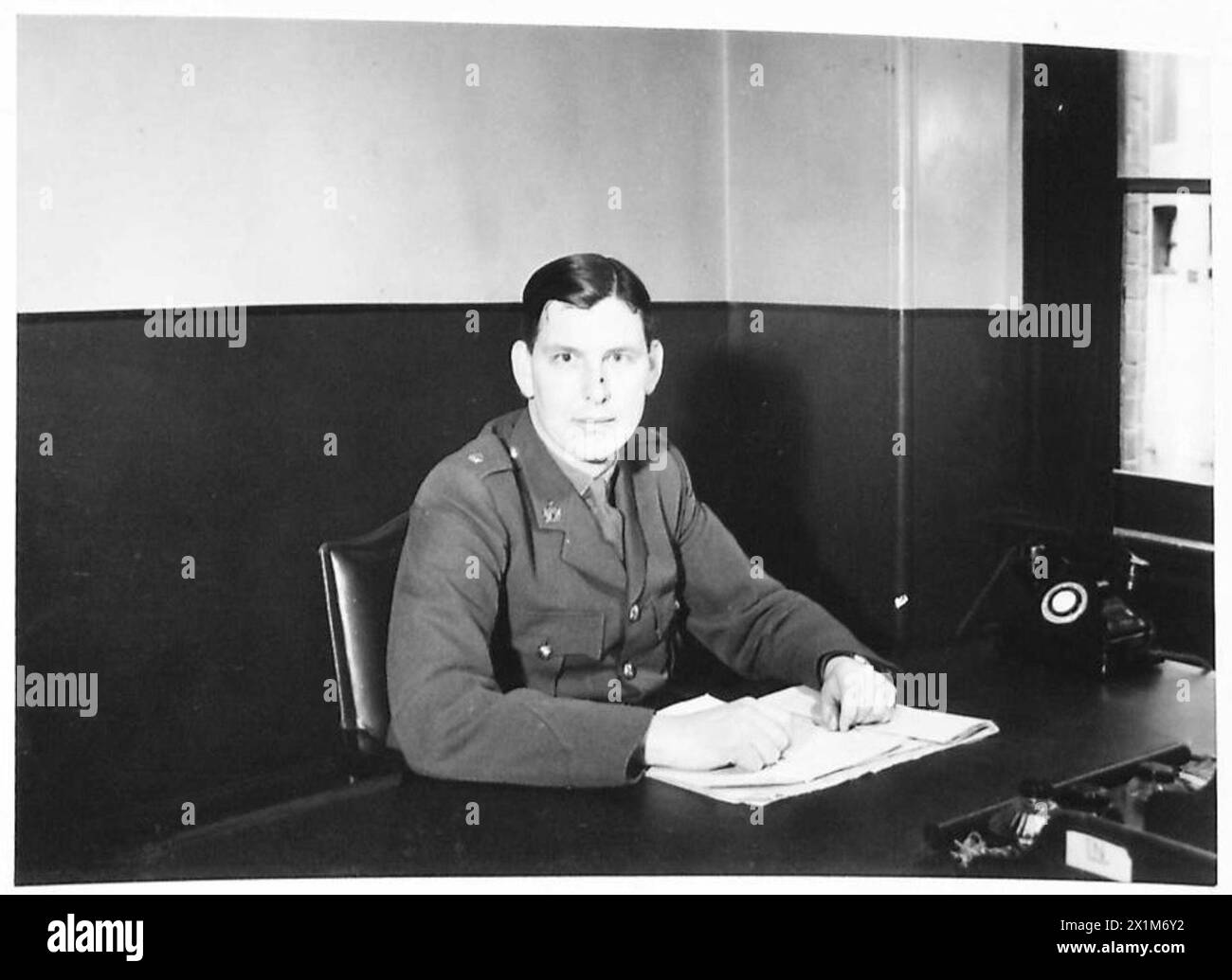 Ein Glasnegativ zeigt den Stab des Sekretariats des Army Council, der die Verwaltung der britischen Armee und das Führen von Aufzeichnungen veranschaulicht. Stockfoto