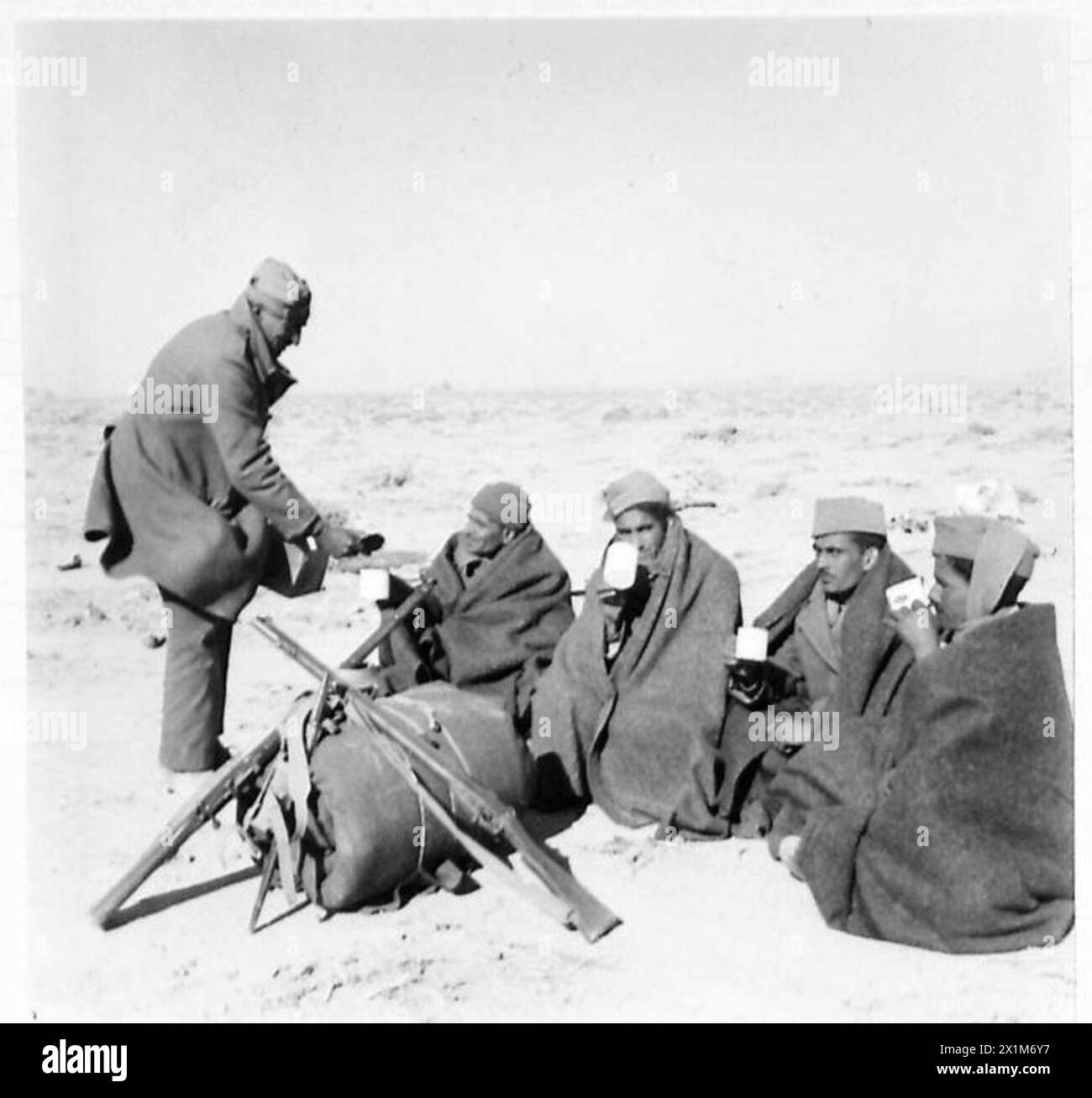 Indische Truppen in El Adem, in Decken gehüllt, tranken ihre erste Tasse Tee, als sie in die britische Armee zurückkehrten. Stockfoto