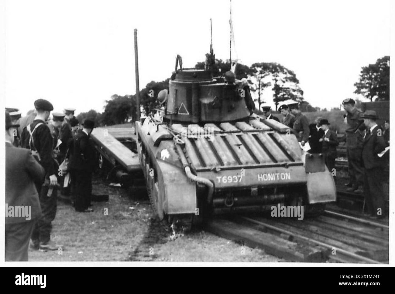 Panzer der britischen Armee werden auf ein spezielles Schienentankförderband geladen, das den Transport von gepanzerten Fahrzeugen und die logistische Handhabung demonstriert. Stockfoto