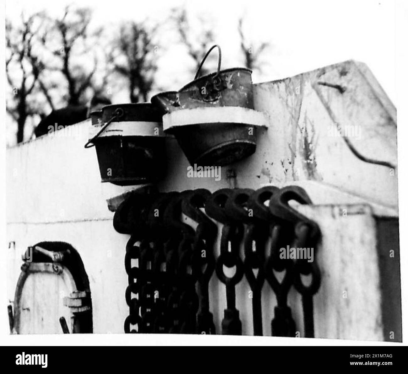 Ein spezielles Gerät wird auf dem L.C.T. verwendet, um Panzern beim Aufstieg sehr steiler Steigungen zu helfen, wobei Feuerbuckets eine Behinderung verursachen, British Army. Stockfoto