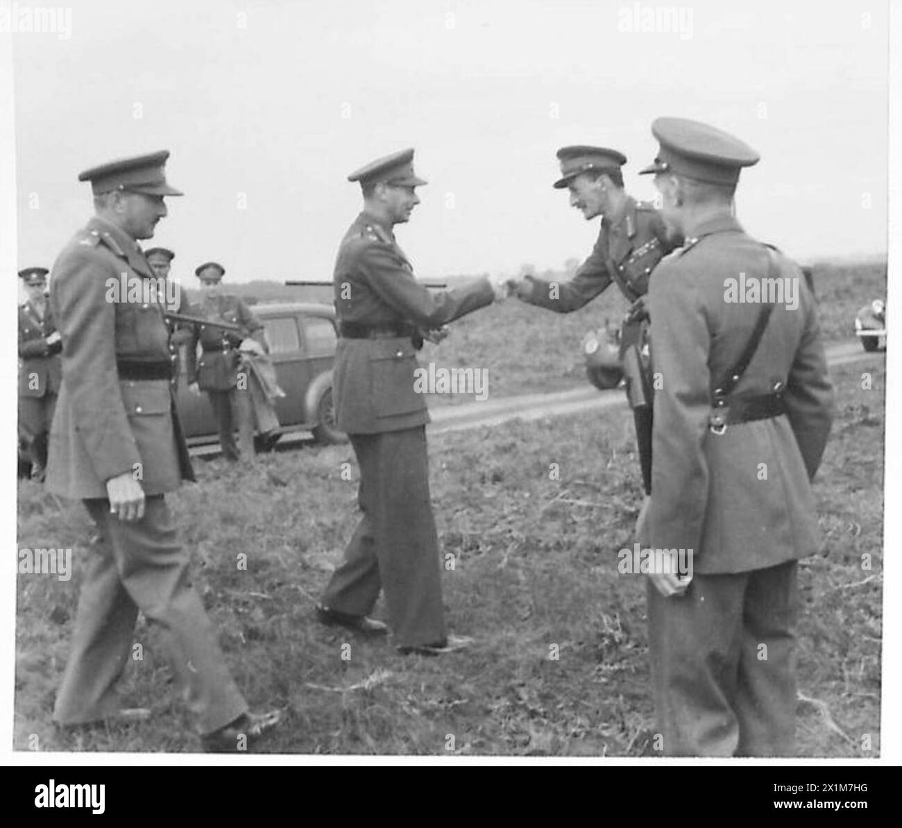 DER KÖNIG BEWERTET DIE PANZERDIVISION - der König begrüßt Lieut-General L. Carr. Auf der linken Seite befindet sich General Sir Alan Brooke (C-in-C Home Forces), British Army Stockfoto