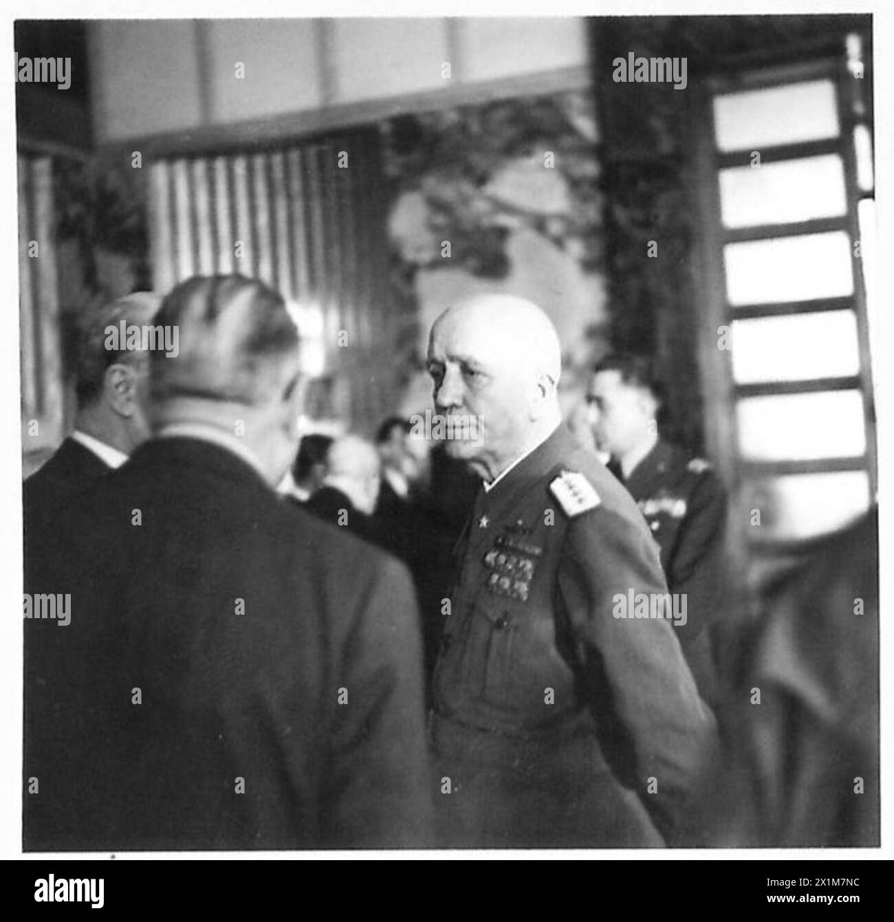 Marschall Badoglio spricht mit zwei neu ernannten Ministern in einem Konferenzraum in Italien, als antifaschistische Beamte seiner Regierung beitreten. Stockfoto