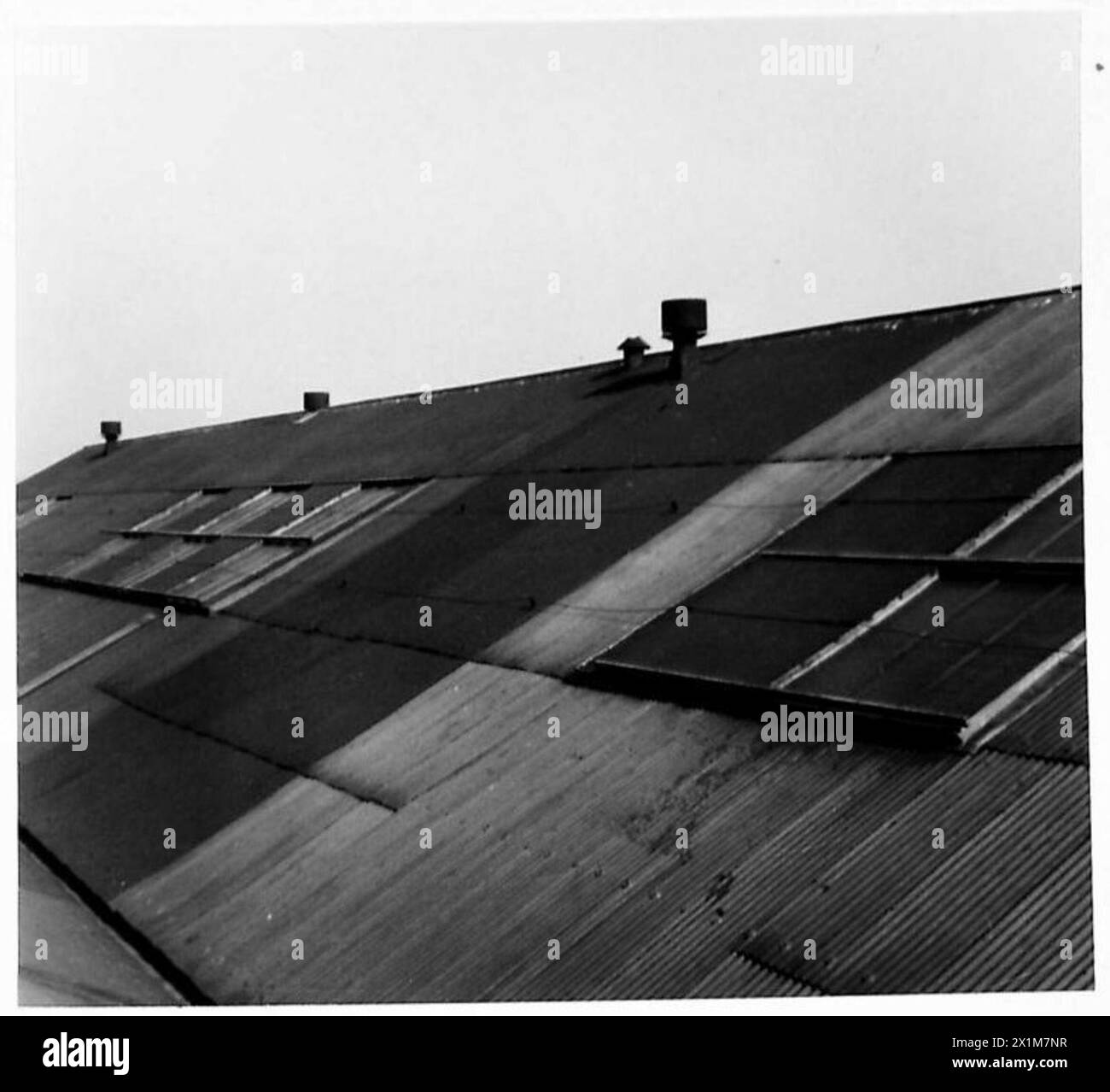 Das Dach des R.A.O.C. Central Depot wurde vorsorglich verbrannt, britische Armee. Stockfoto