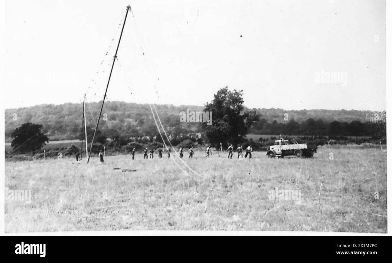 Das Personal der Britischen Armee hebt einen Luftmast in Position auf der Aldershot Command Wireless Station für Kommunikationsoperationen. Stockfoto