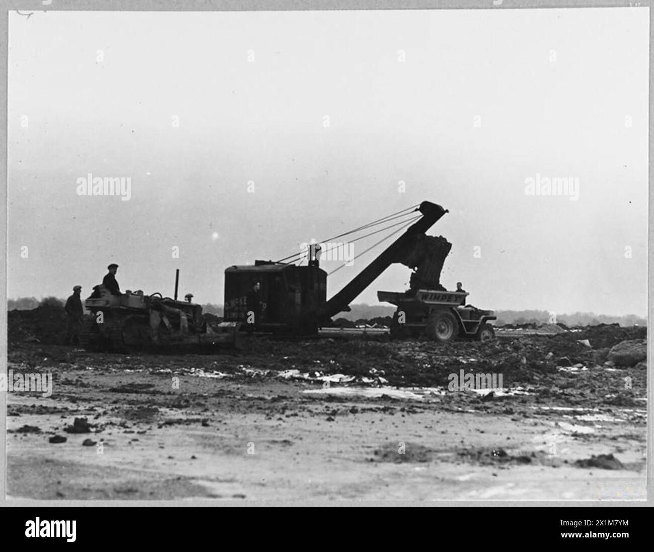 Ruston Bucyrus Model 19 Ausrüstung mit Skimmer-Befestigung, die von der Royal Air Force 1943 für den Bau von Flugplätzen und die Erdnivellierung verwendet wurde. Stockfoto