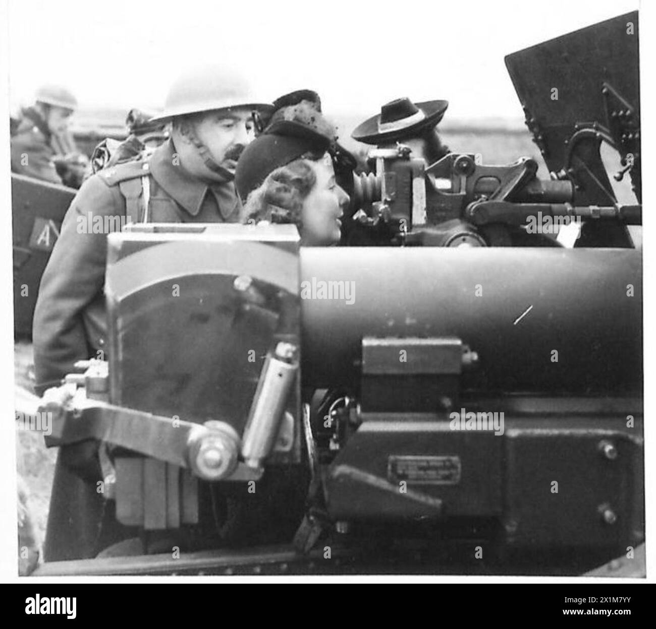 MUNITION GIRLS HANDLING PISTOLEN - Offiziere, die die Mädchen als "Waffenschichten" anweisen, British Army Stockfoto