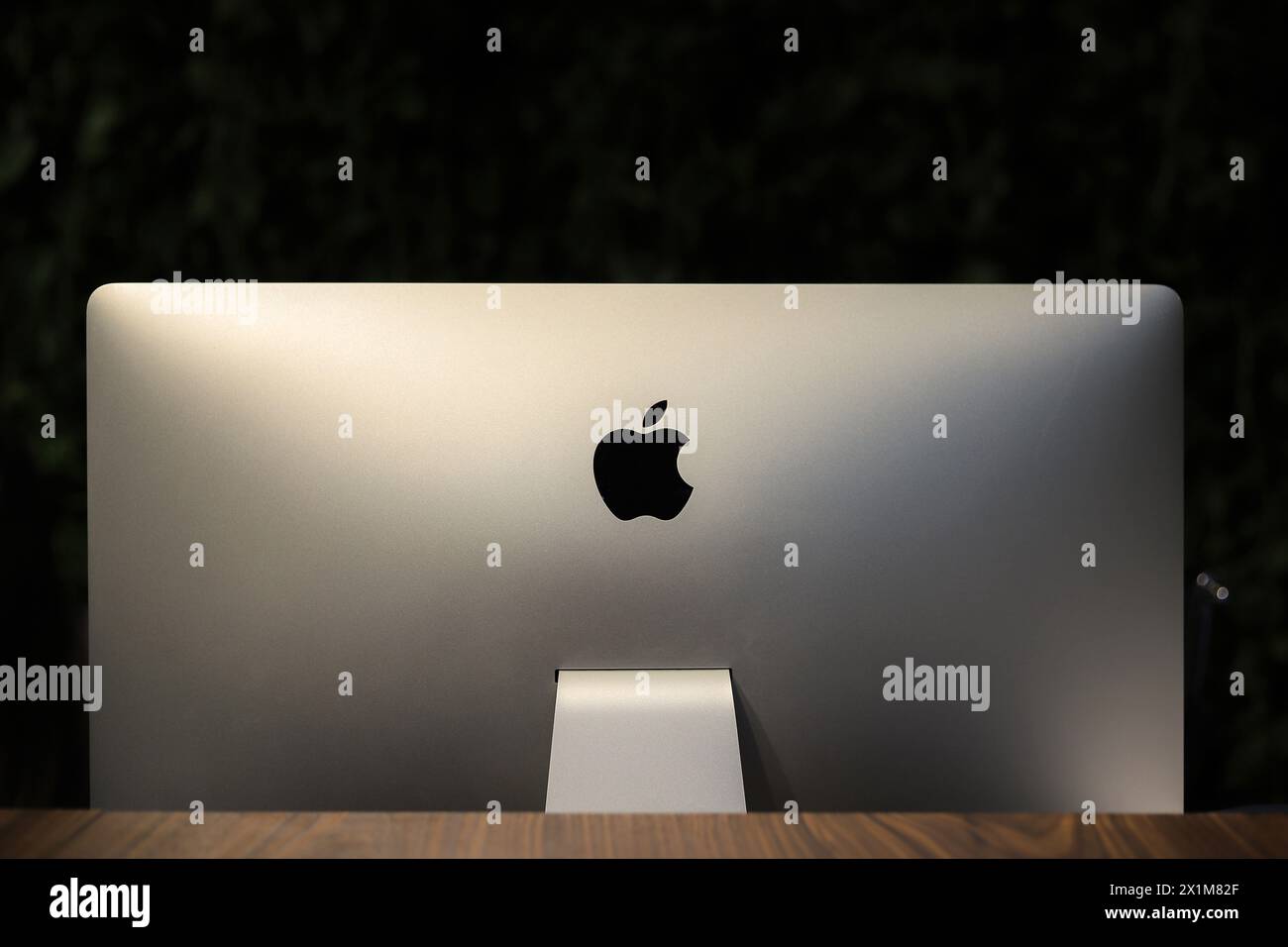 Kiew, Ukraine - 03. märz 2021: Rückansicht des Monitors Apple Stockfoto