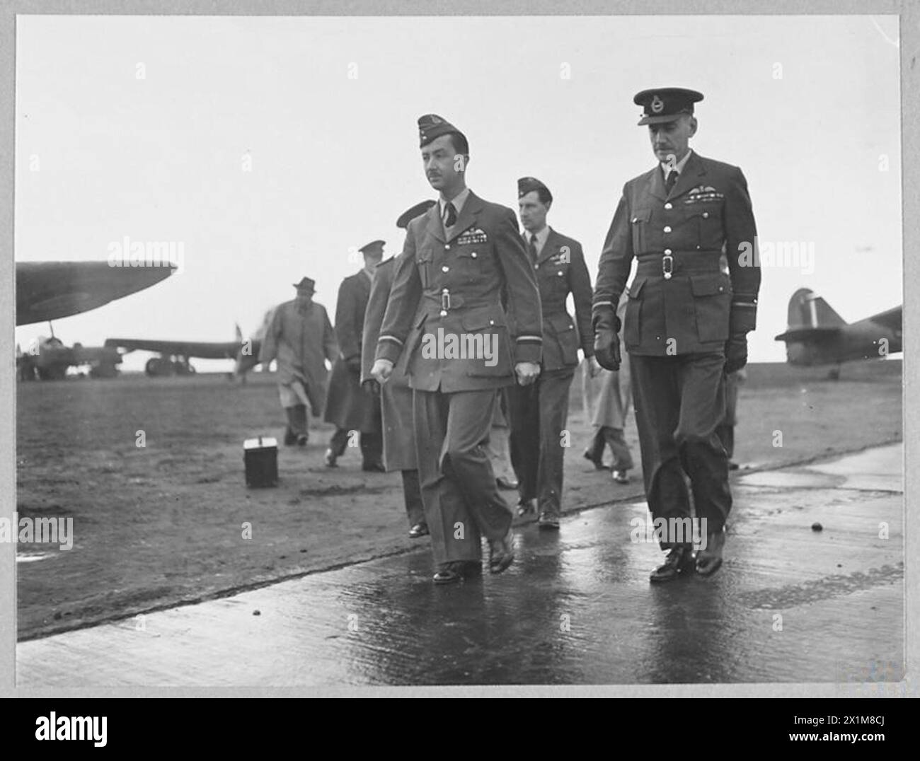 Der Regent of Iraq und der Air Vice Marshal H.V. Champion de Crespigny besichtigen das Flugfeld am RAF College Cranwell während eines Besuchs im Jahr 1943 und beobachteten dabei die Ausbildung und Basisoperationen der Royal Air Force. Stockfoto