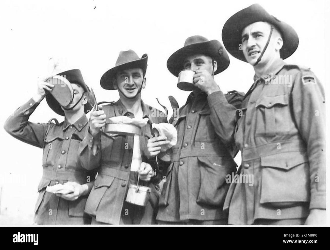 DAS ZWEITE KONTINGENT DER ZWEITEN AUSTRALISCHEN KAISERLICHEN STREITMACHT KOMMT NACH ÄGYPTEN: H.M.S. ETTRICK: KANTARA - Ein willkommener Tee bei der Landung. Typische Typen von Australiern, britische Armee Stockfoto