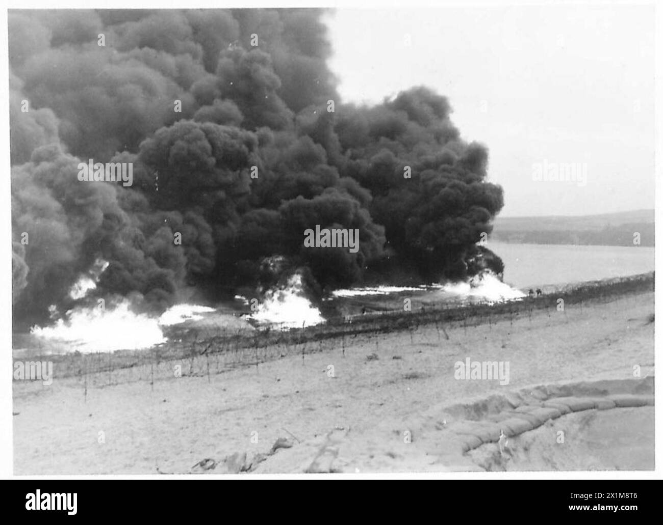 Eine geheime Verteidigungsmethode wurde von der britischen Armee in Studland Bay bei Bournemouth demonstriert, um sich auf eine Invasion vorzubereiten. Stockfoto