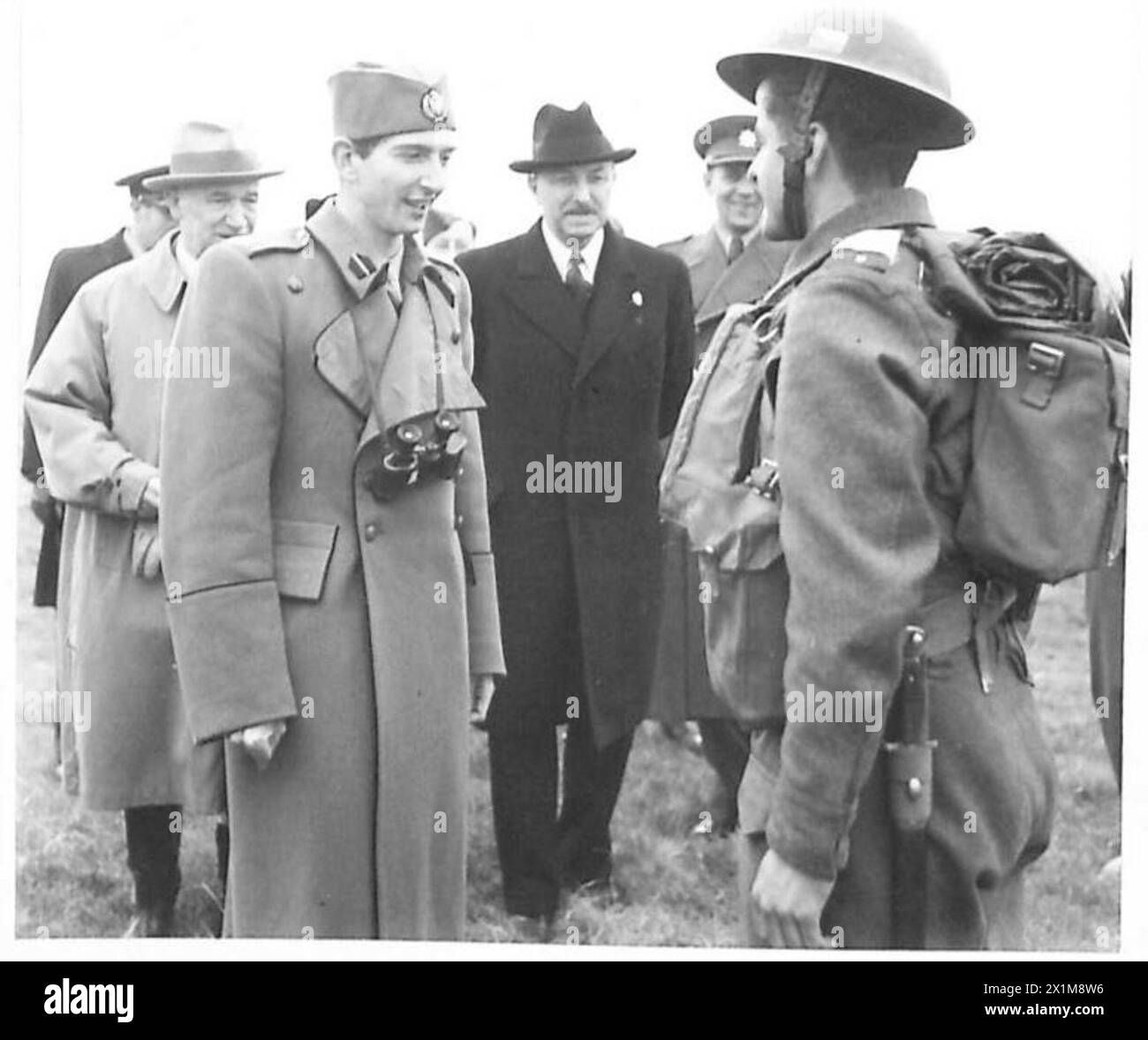 KÖNIG Peter INSPIZIERT DIE TSCHECHOSLOWAKISCHE ARMEE - König Peter sprach mit Lance CPL. V. SLAVIR von der tschechischen Armee, sie waren Mitschüler an der Universität Cambridge und der König äußerte den Wunsch, ihn zu treffen, die britische Armee Stockfoto