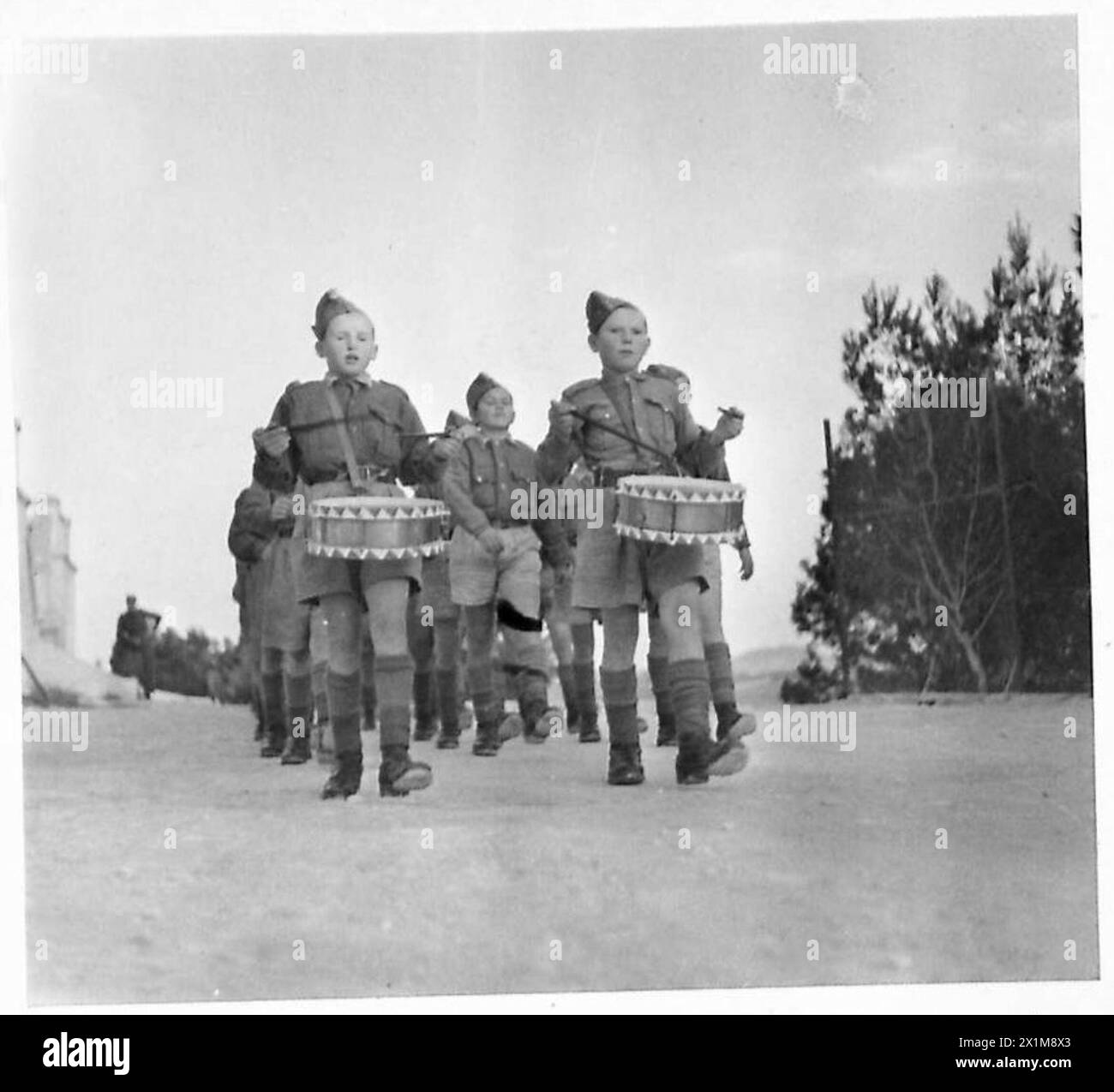 DIE POLNISCHE ARMEE IM NAHEN OSTEN, 1942-1943 - die Jungen in Marschfolge mit ihren zwei kleinen Trommlern an ihrem Kopf, marschieren zur Salutbasis. Sie begrüßten den General mit dem Marschlied „Czołem panie Generale“, was bedeutet: „Wir grüßen Sie, General“. Die chinesische Regierung Palästina, Generalmajor Douglas Fitzgerald McConnel, besuchte die polnische Knabenschule in Nazareth. Hier werden polnische Flüchtlingsjungen (Waisen, die 1939-1940 vom NKWD in die Sowjetunion deportiert und nach dem Sikorski-Mayski-Abkommen nach Persien und Palästina evakuiert wurden) geschult, hauptsächlich in Disziplin, aber auch in den drei „RS“. Sie A Stockfoto