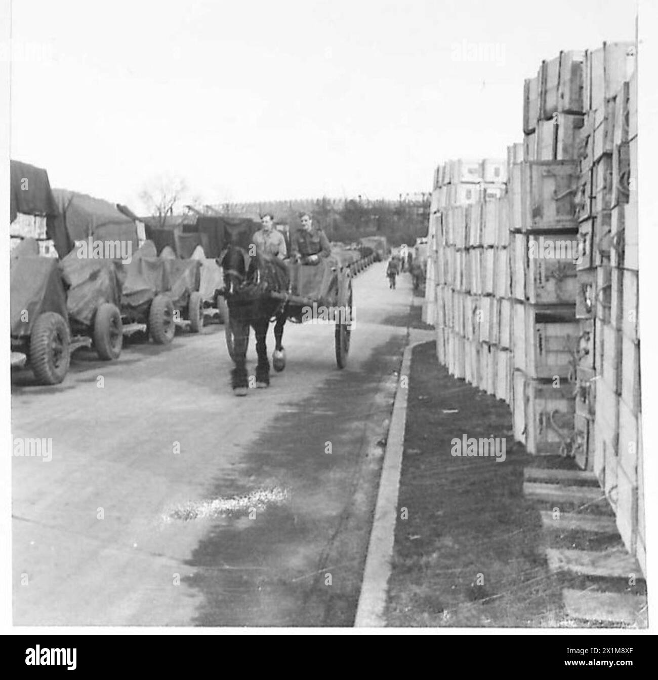 Depot mit mechanischer Ausrüstung, bei der Pferde für die Bergung während der Vorbereitungen für die zweite Front verwendet werden, was die militärische Logistik veranschaulicht. Stockfoto