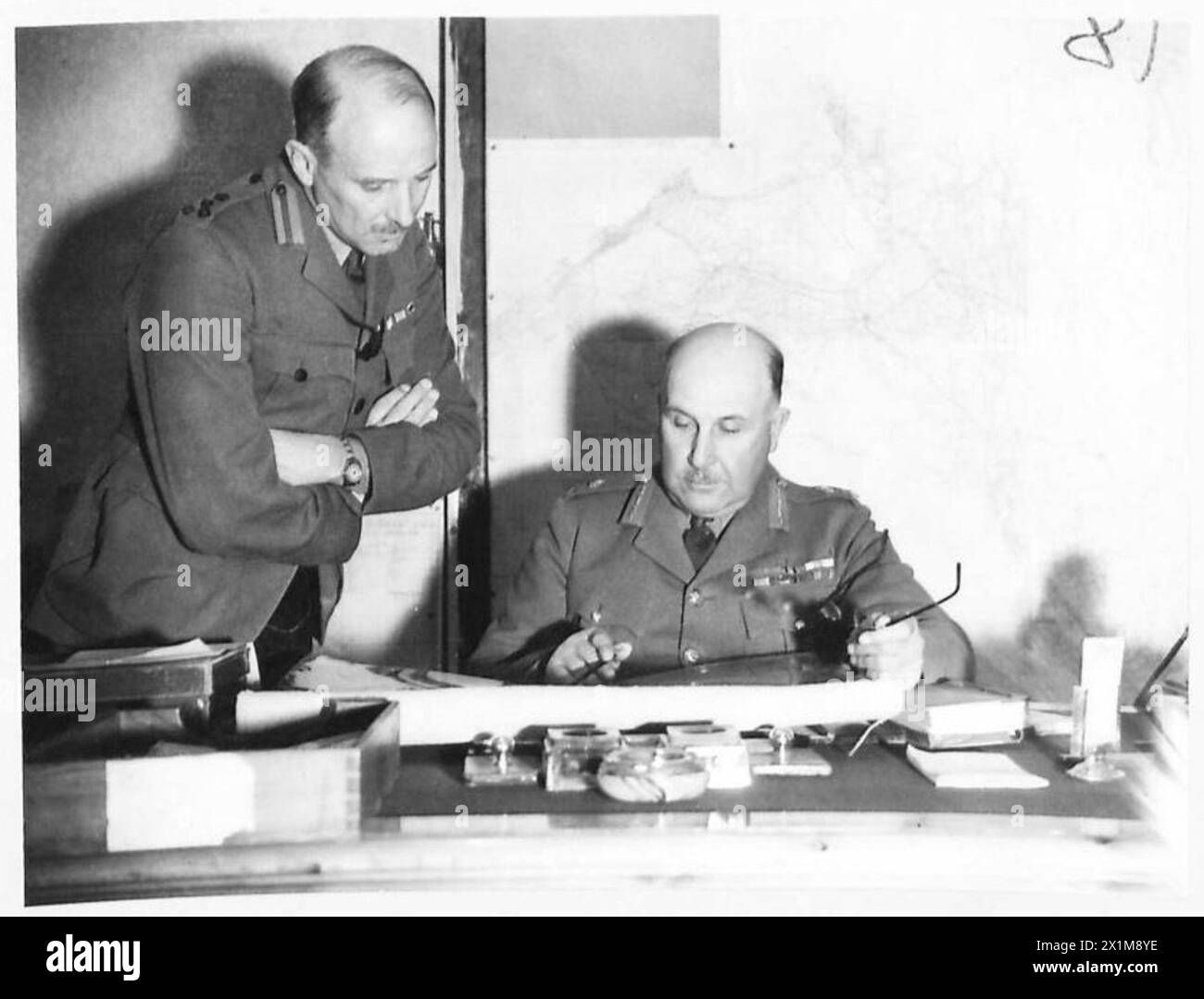 Lieut-General Sir H. Maitland Wilson mit seinem Brigadier General Stab Brigadier Galloway in seinem Büro im GHQ, B.T.E., British Army. Stockfoto