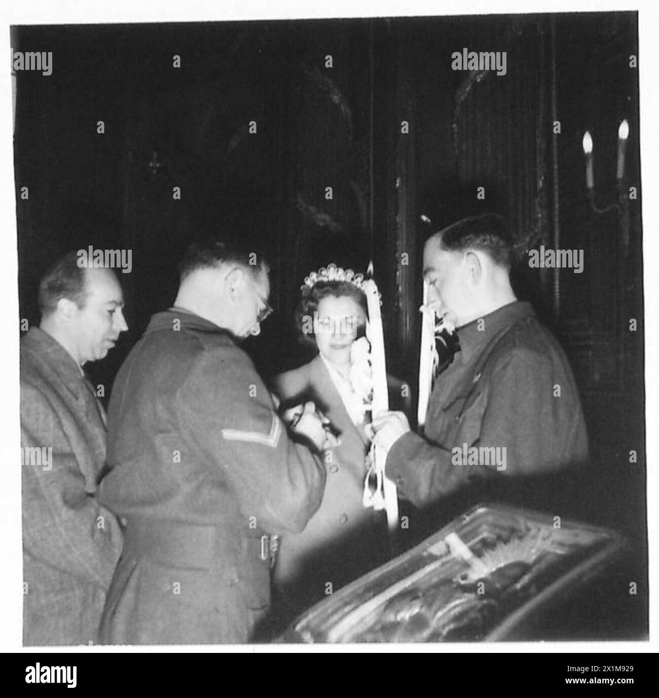 Eine serbische Braut heiratet einen britischen Soldaten, mit L/CPL. W. Darke aus London diente als bester Mann und Pate nach der Orthodox Church, tauschte gravierte Ringe aus, British Army. Stockfoto