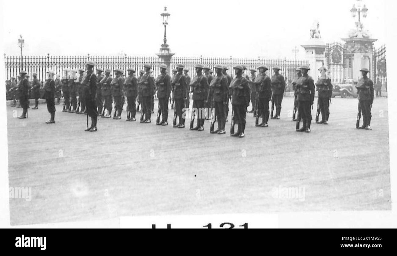 Die Buckingham Palace Guard ist in Khaki-Uniform auf einer Parade im Innenhof des Palastes abgebildet, die zeremonielle Aufgaben der britischen Armee demonstriert. Stockfoto